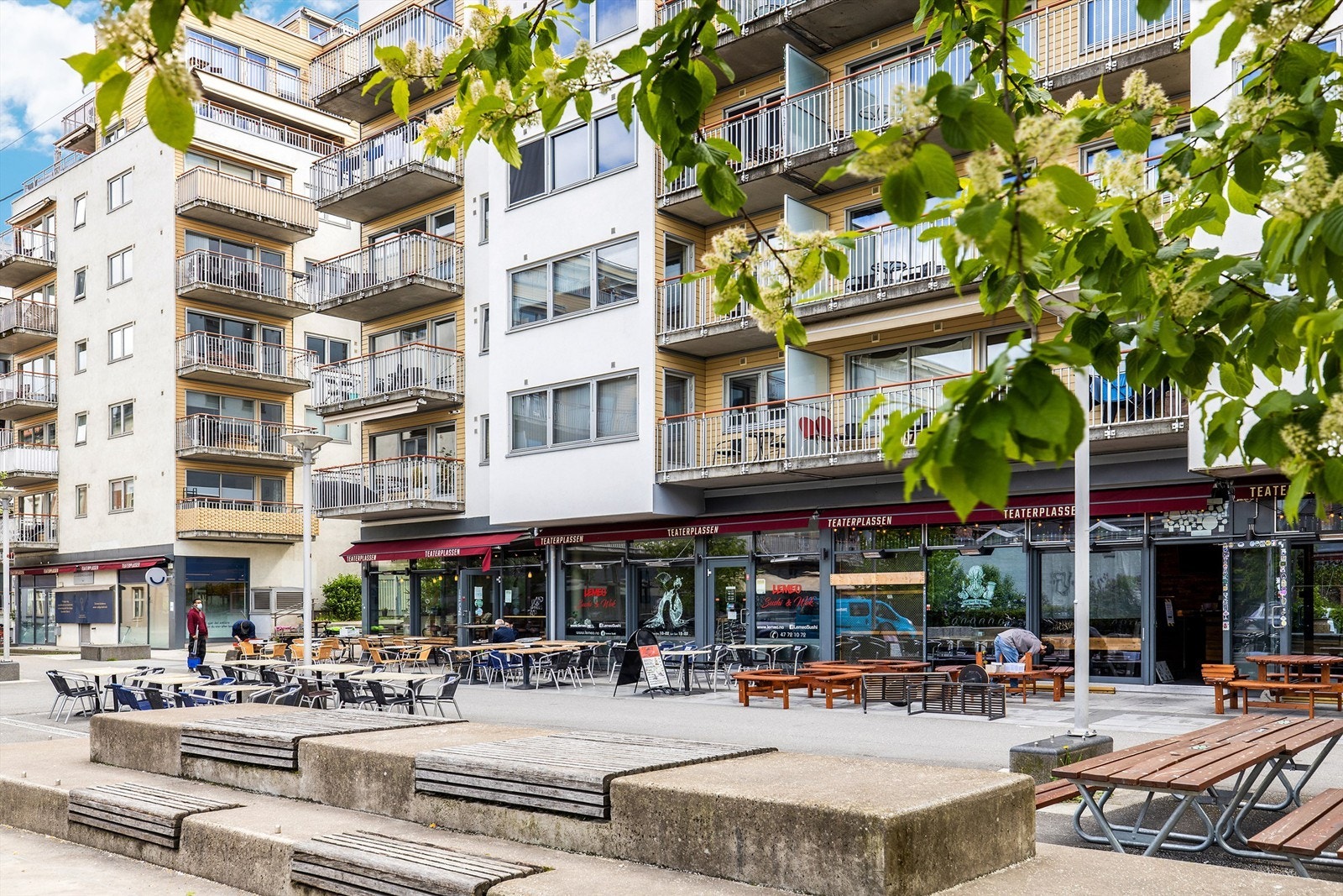 Teaterplassen på Grønland er Oslos skjulte perle - en pulserende møteplass med hyggelige kafeer, restauranter og uteserveringer. Galleribilde