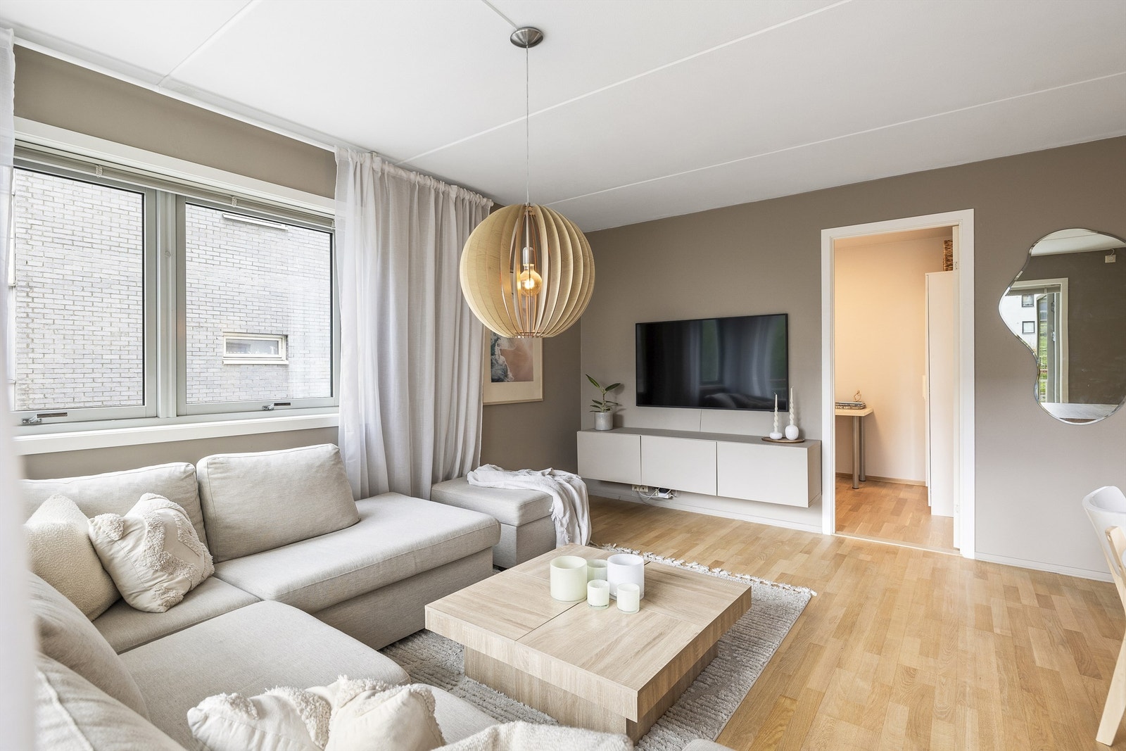 Leiligheten er malt i varme, behagelige og moderne fargekombinasjoner. Galleribilde