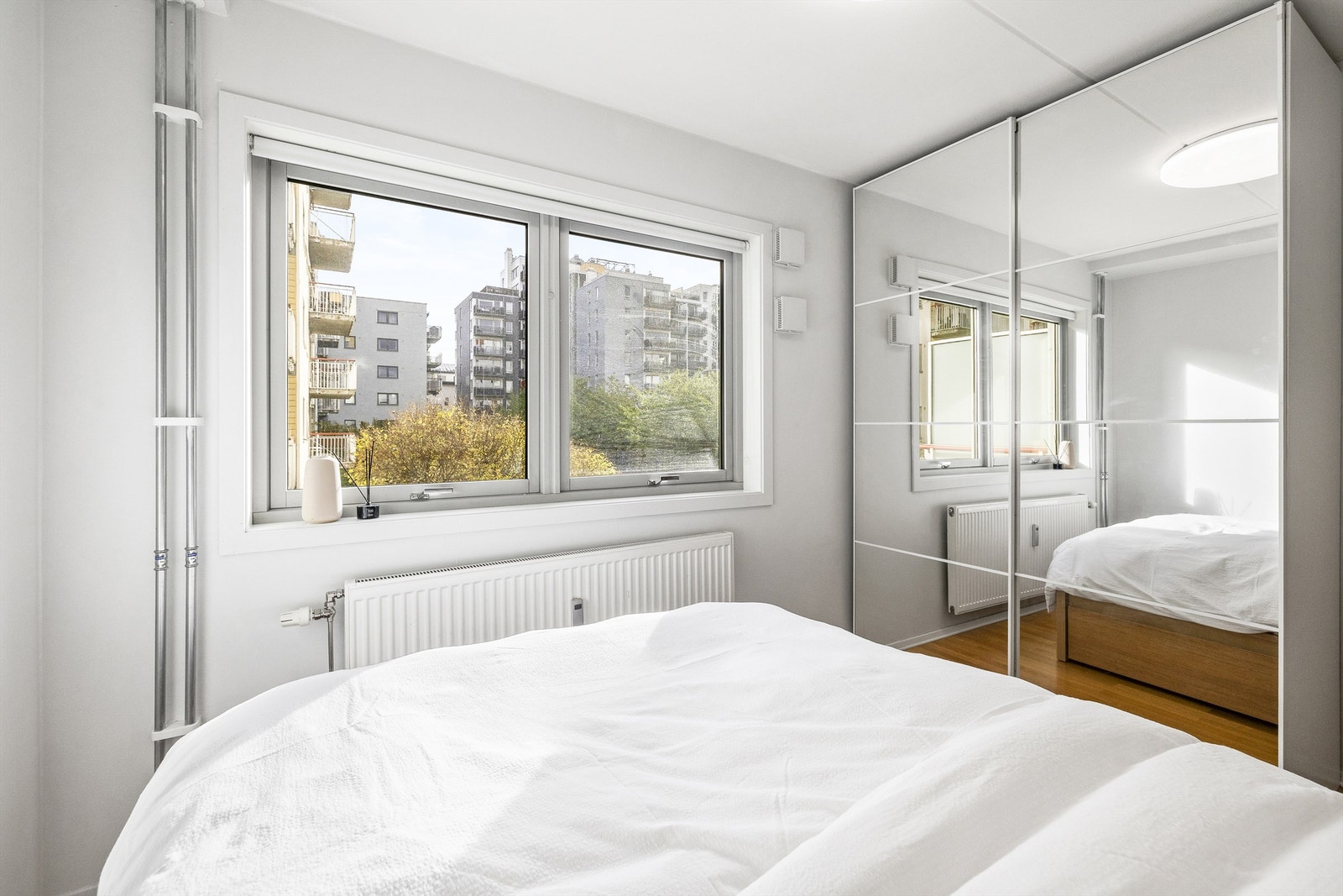 Leiligheten oppvarmes ved fjernvarme via radiatorer og er inkludert i felleskostnadene. Galleribilde