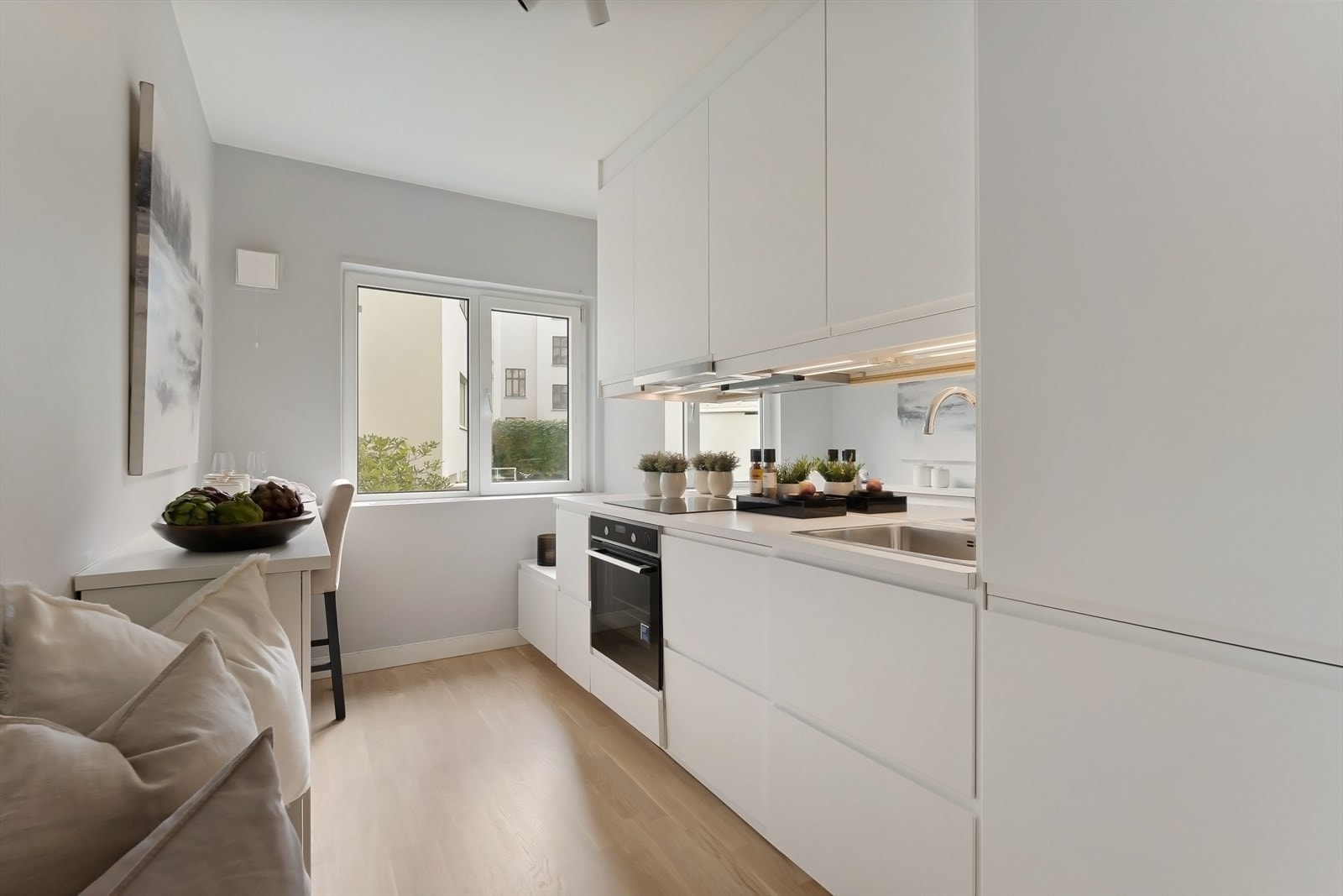 Moderne kjøkken fra 2017. Godt med skap- og benkeplass. Kjøkkeninnredning m/laminat benkeplate. Nedfelt oppvaskkum i rustfritt stål. Lysene under overskapene kan styres med fjernkontroll. Galleribilde