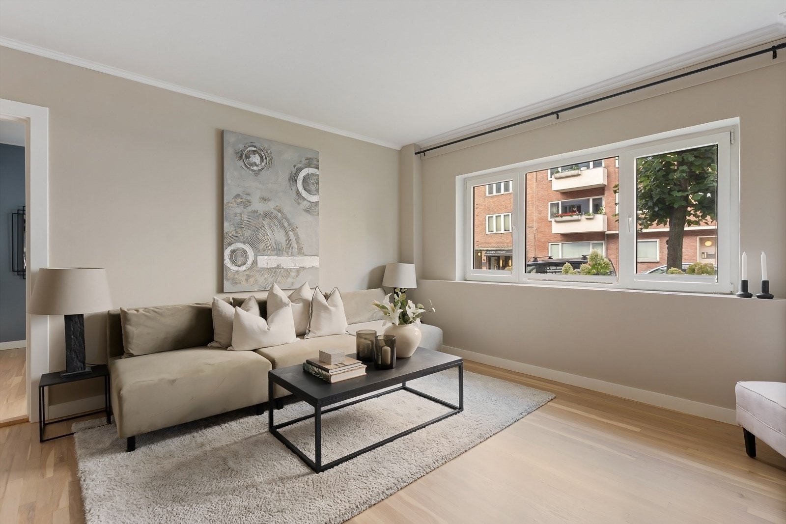 Leiligheten har en tiltalende og luftig stue med store vindusflater, som sikrer rikelig med naturlig lysinnslipp, samt skaper en luftig og god romfølelse. Galleribilde