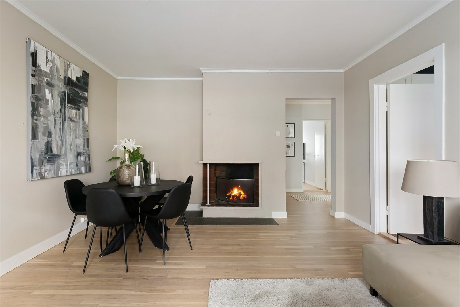 Romslig stue med plass til stor sofa, spisebord og annet tilhørende møblement. Galleribilde