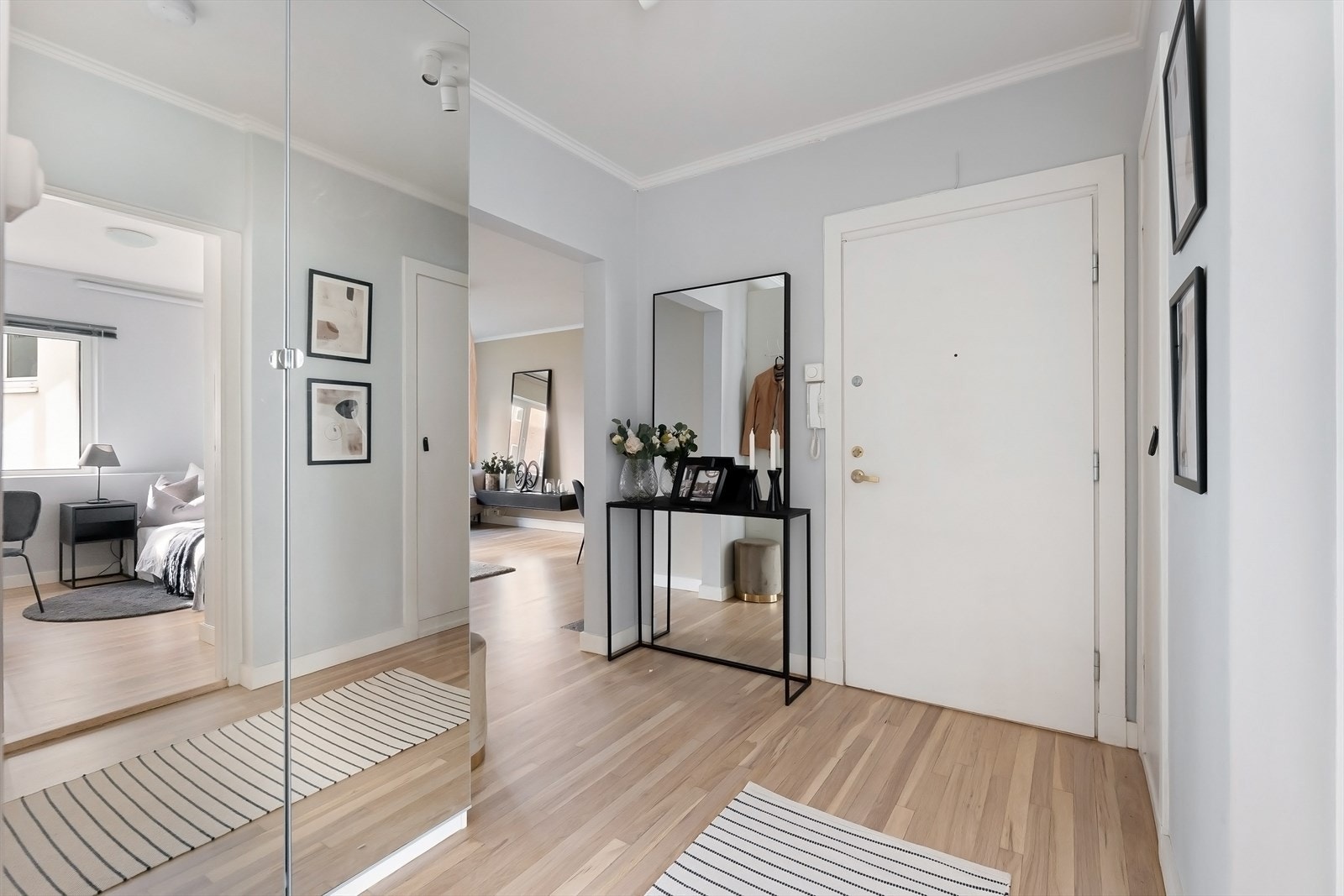 Innbydende entré med parkett på gulv, som gir et godt førsteinntrykk av leiligheten. Galleribilde