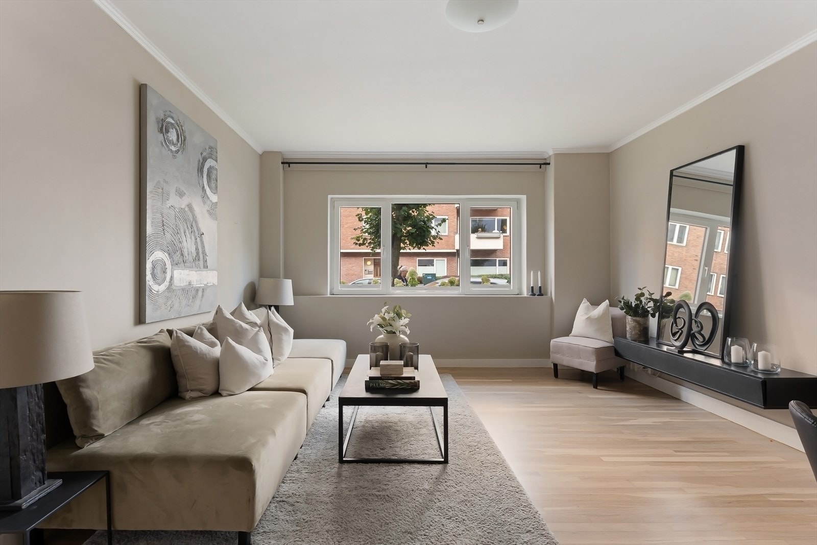 Boligen har blitt jevnlig vedlikeholdt og moderne standard med tidsriktige farge- og materialvalg er gjennomgående i hele leiligheten, noe som gir et veldig godt helhetsinntrykk. Galleribilde