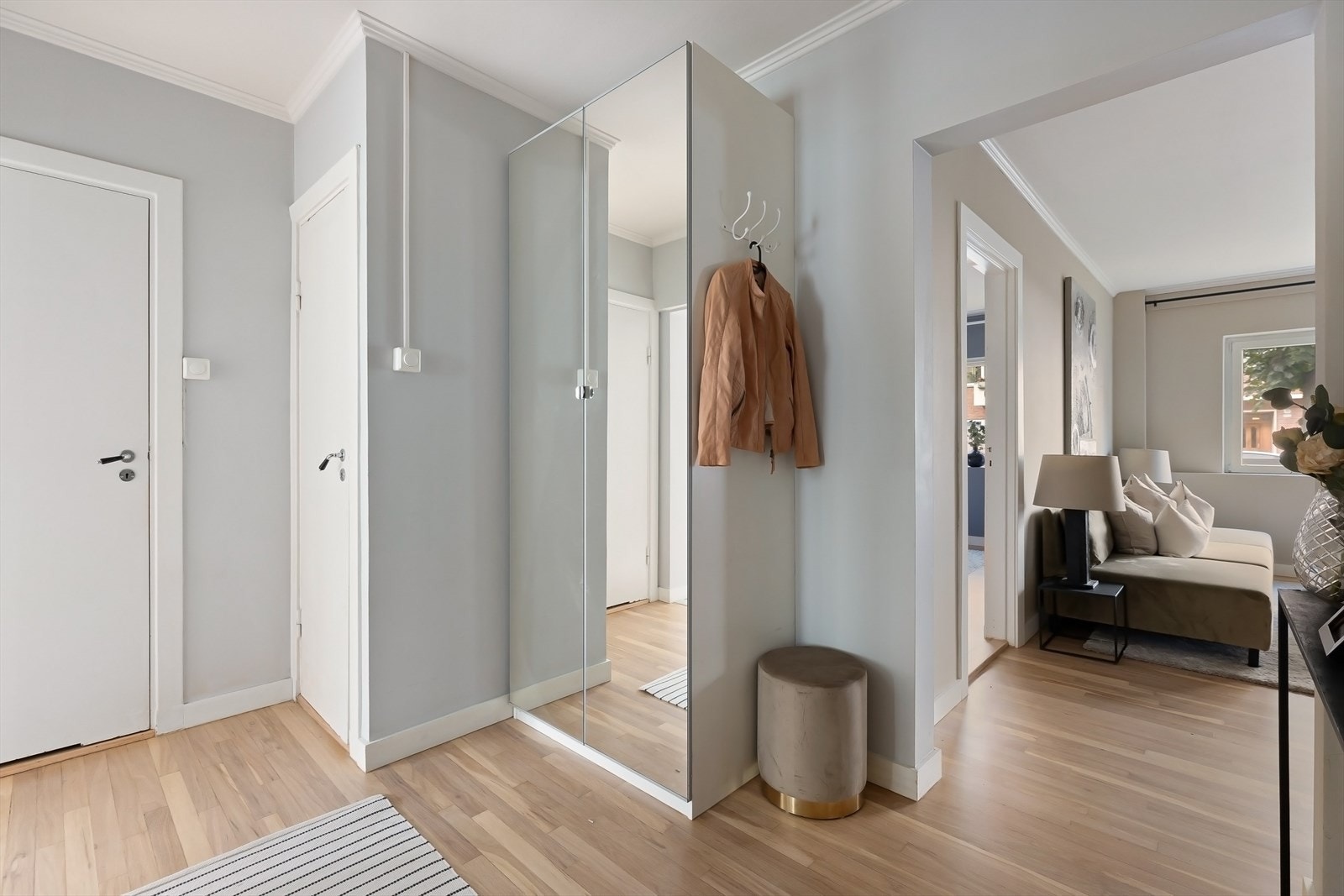 Entrè har garderobeløsning med speildører. Her er det godt med plass til klesoppheng og sko. I tillegg medfølger en bod i kjeller med oppbevaringsmuligheter. Galleribilde