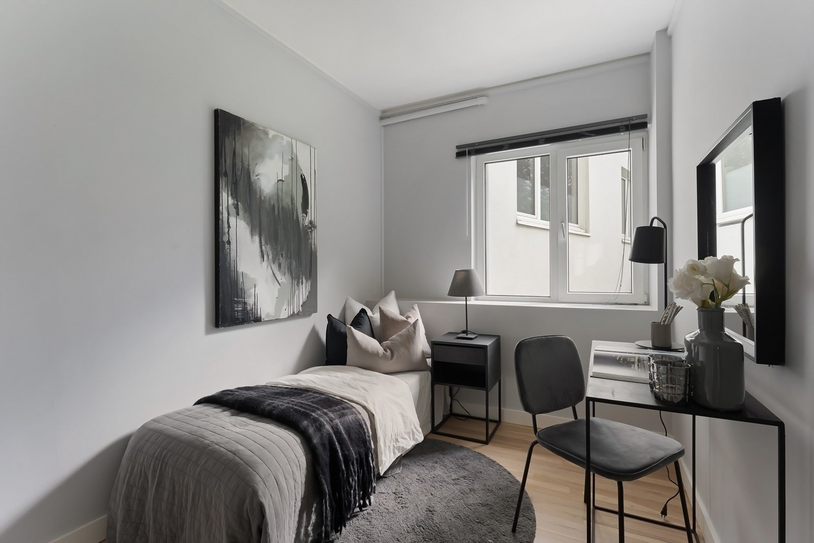 Soverom 2 med utsyn mot skjermet bakgård. Galleribilde