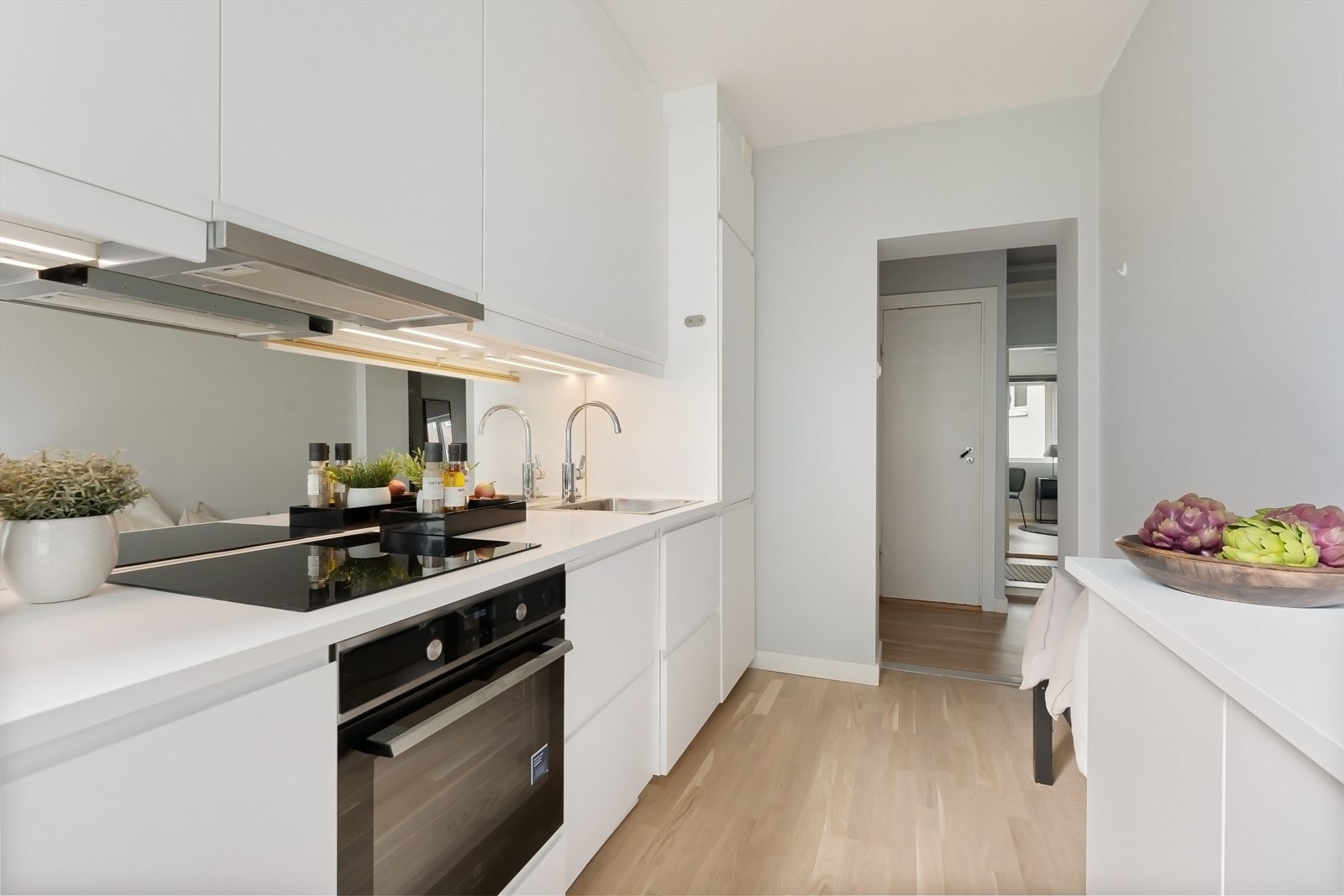 Integrerte hvitevarer med platetopp, stekeovn, oppvaskmaskin, samt kjøl -/ fryseskap. Galleribilde