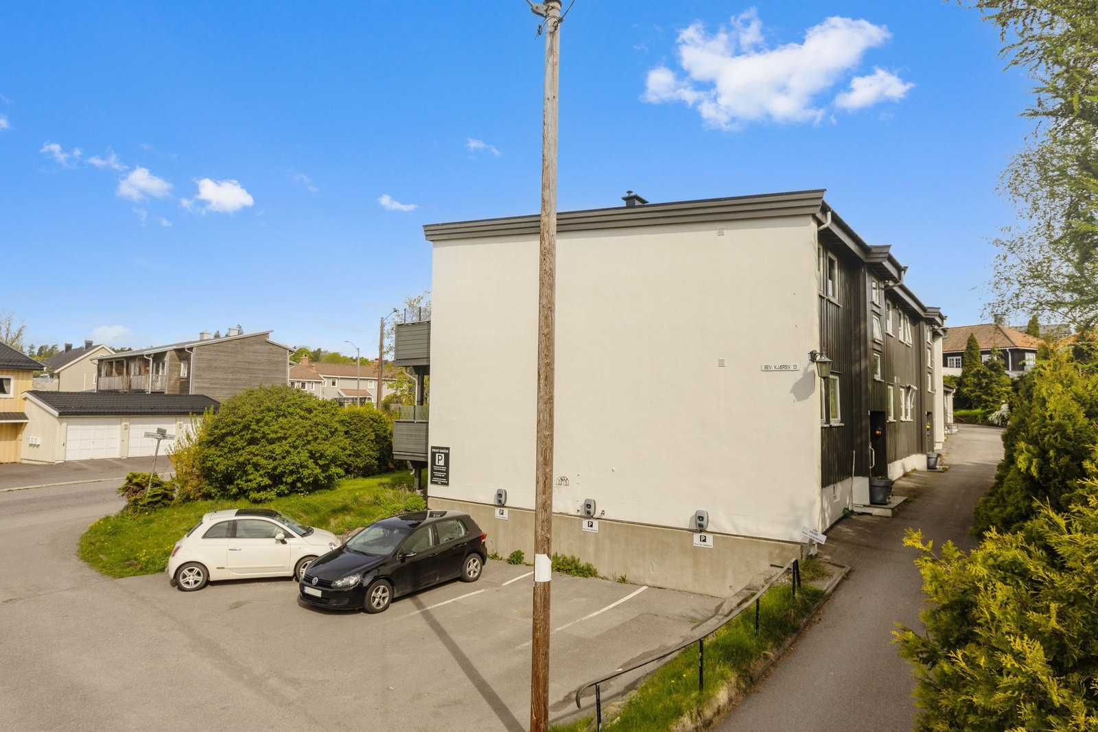 Parkeringsplasser med mulighet for elbillading. Galleribilde