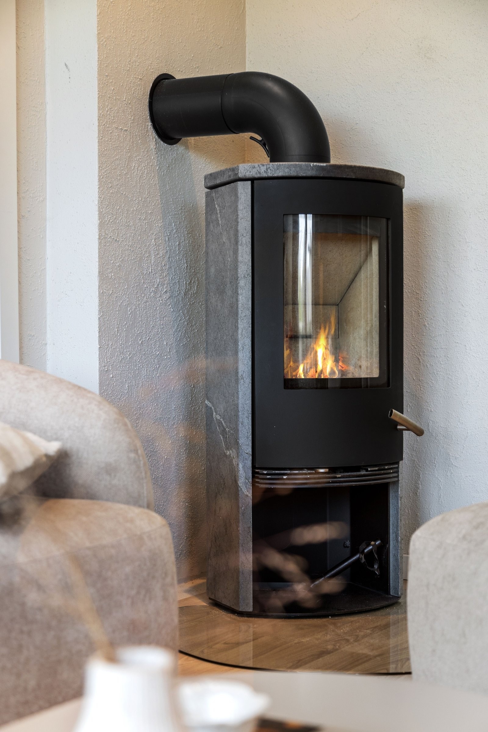 Skap hygge og varme med denne stilfulle peisen – perfekt for kalde kvelder og koselige stunder. Galleribilde