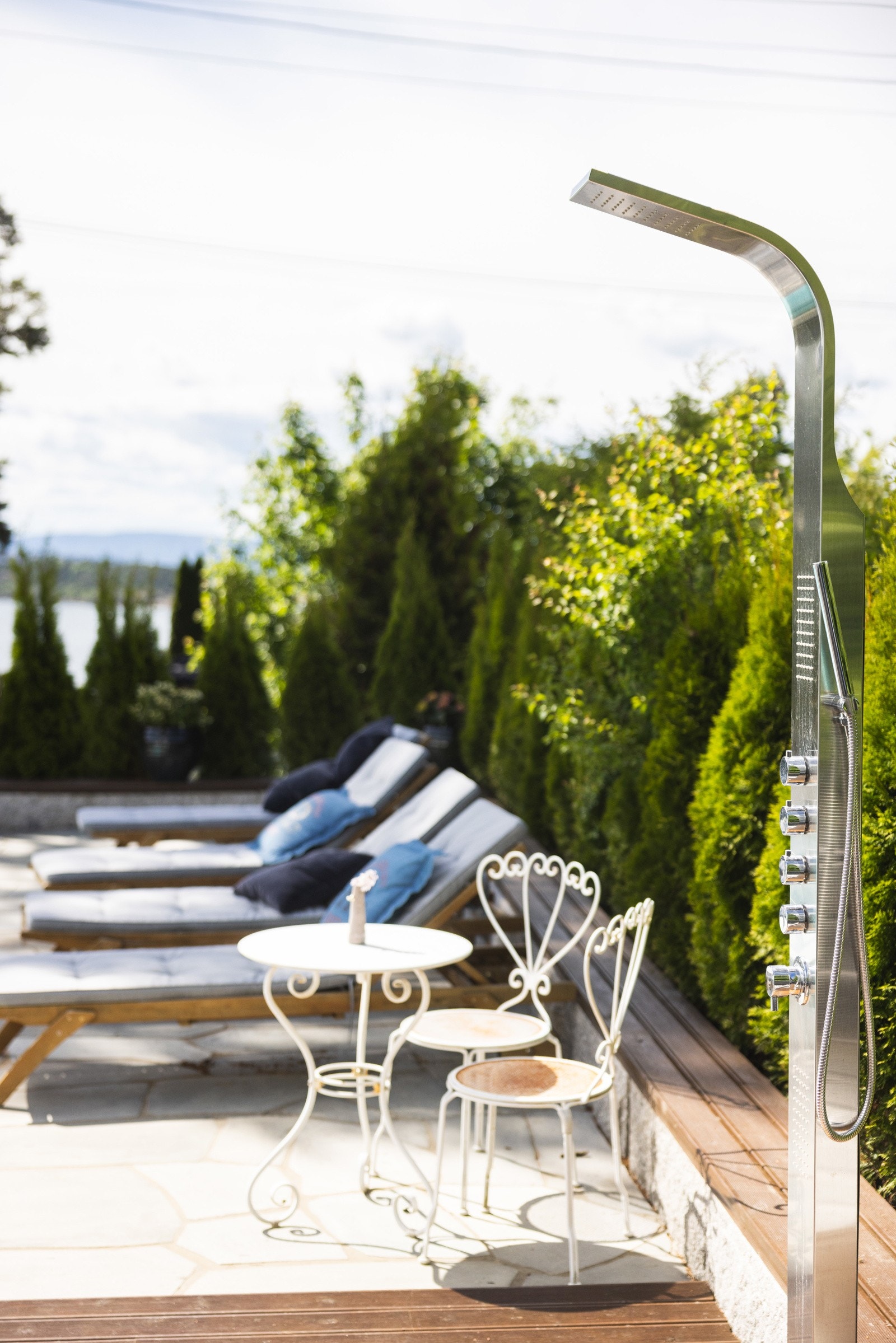 Solsenger, sittegruppe og utedusj skaper en komplett sommeropplevelse. Galleribilde