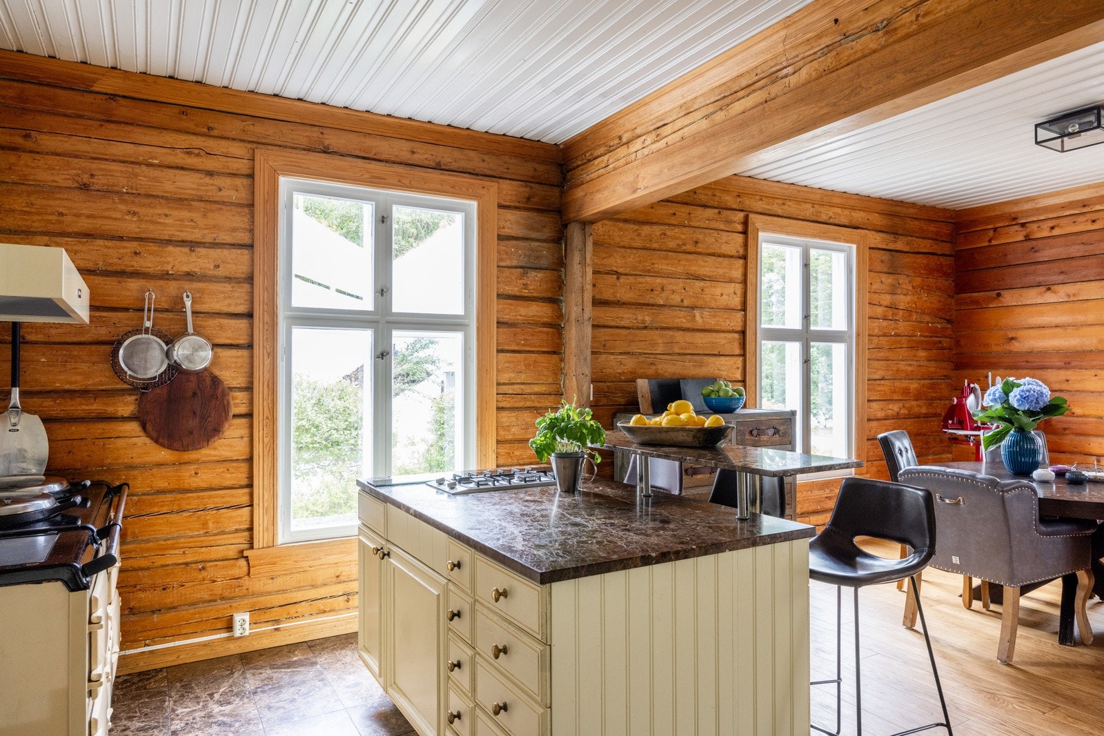 Klassisk kjøkkeninnredning med profilerte fronter og en solid benkeplate i stein som gir både kvalitet og eleganse. Galleribilde