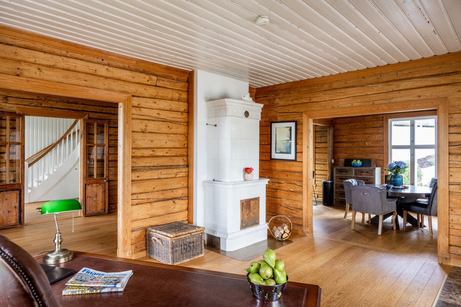 Det er flere soner for både sofagruppe, spisestue og kontor-/biblioteksløsning. Galleribilde