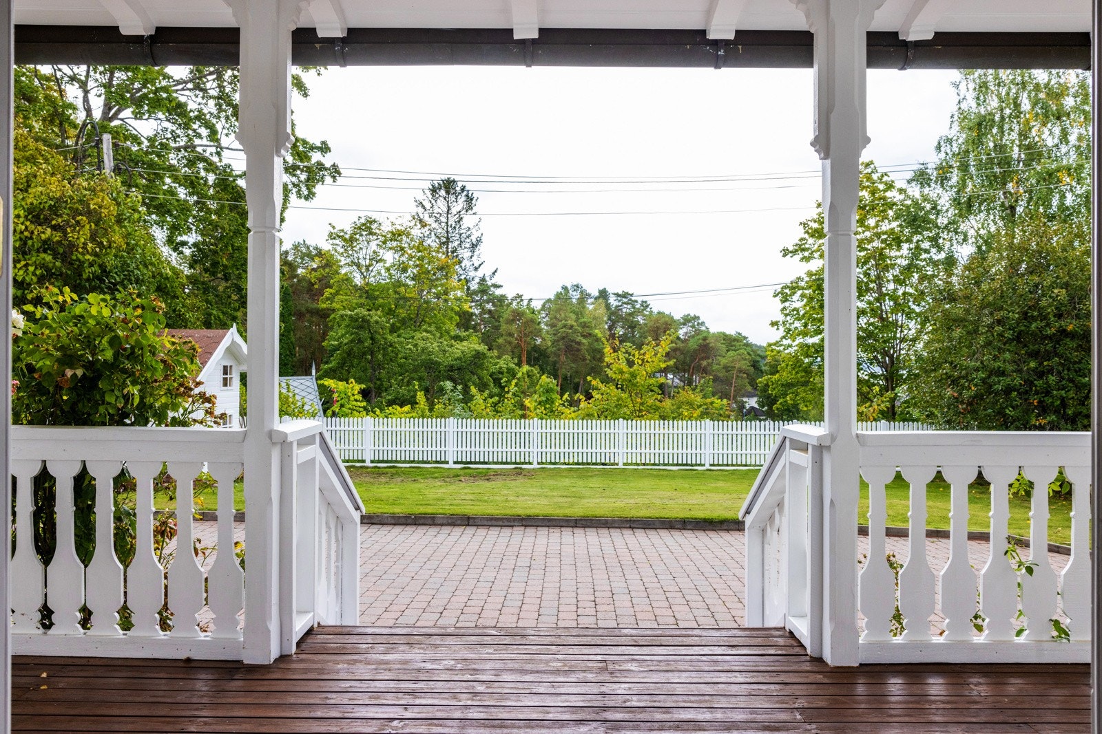 Klassisk veranda, en perfekt overgang mellom inne- og uteområdene. Galleribilde