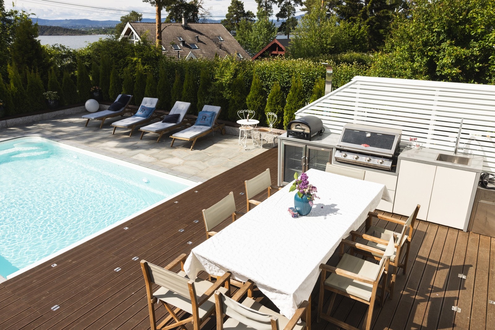 Solrik terrasse med spiseplass og utekjøkken. Galleribilde