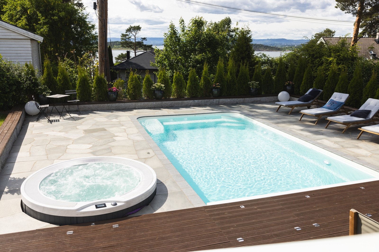 Svømmebasseng og jacuzzi i private og solrike omgivelser, en uteplass som gir ekte resort-følelse hjemme. Galleribilde