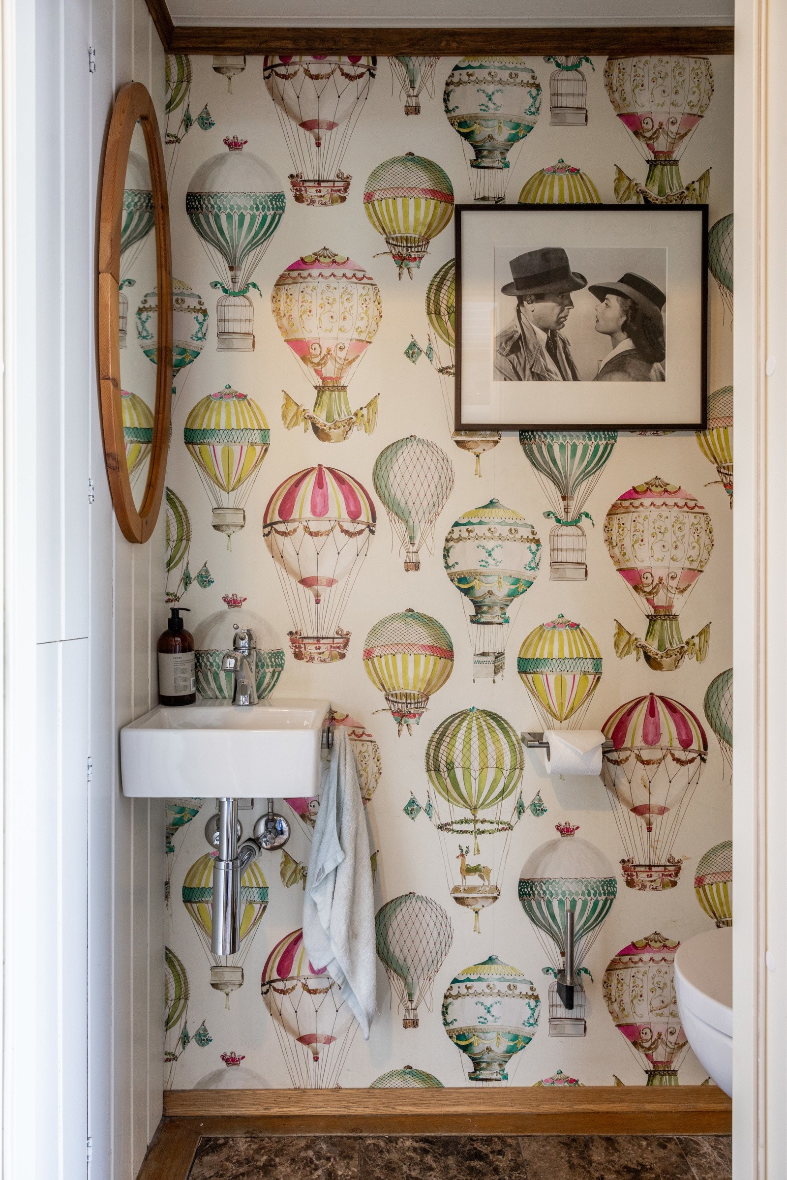 Toalettrom med sjarmerende tapet. Galleribilde