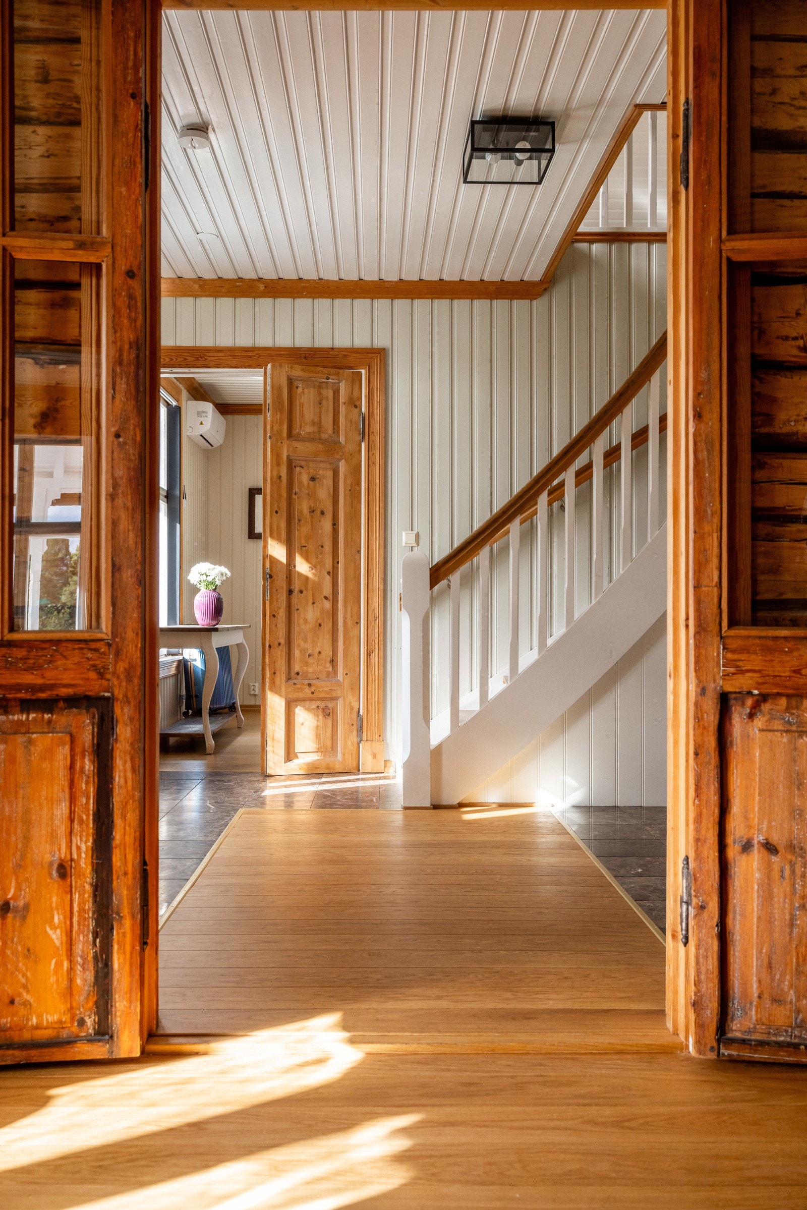 Fra hallen er det adkomst til soverommet i 1. etasje. Galleribilde