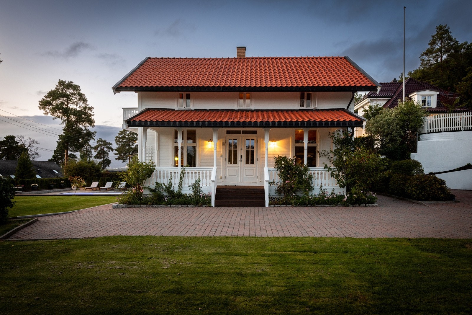 Meget pen og velstelt inngjerdet hage med roser, frukttrær, plen og hekk. Galleribilde