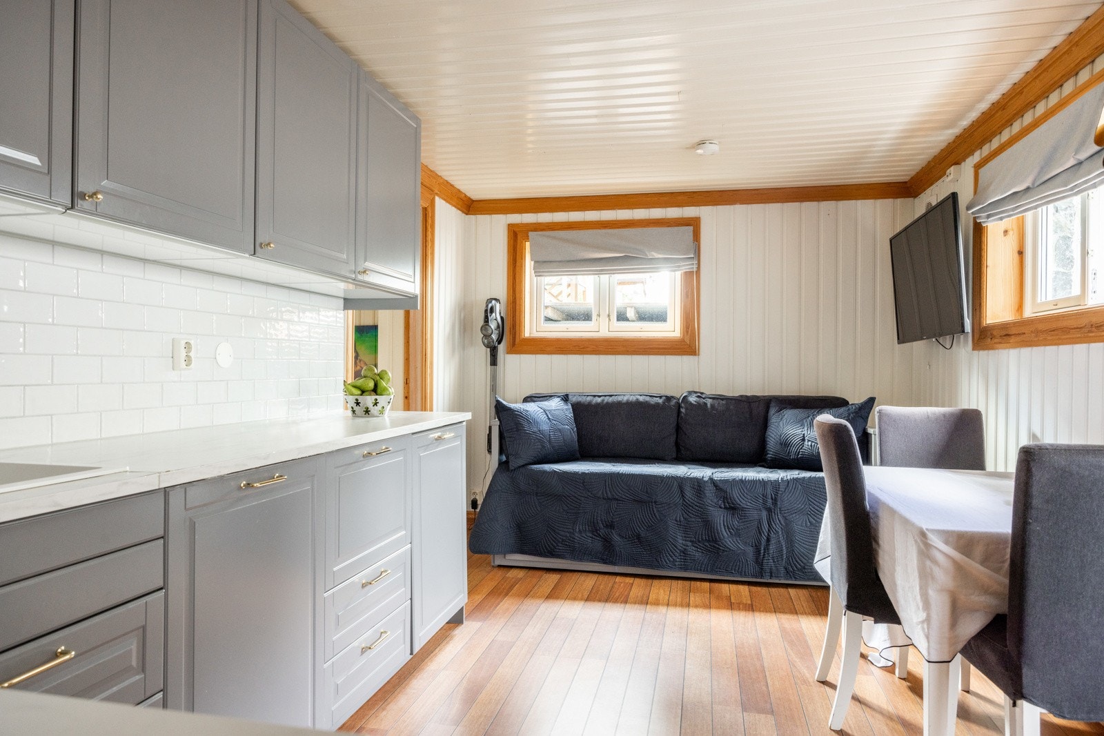 I tilknytning til kjøkkenet er det en hyggelig stue med plass til både sofa- og spiseplass. Vinduer gir godt lysinnslipp, og rommet fremstår som et praktisk og innbydende oppholdsrom. Galleribilde