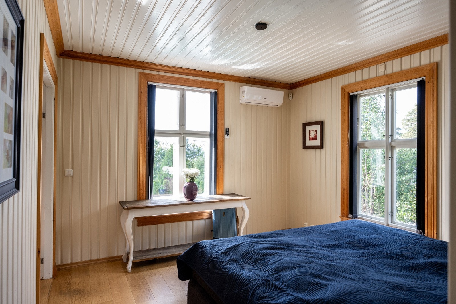 Hovedsoverom med store vindusflater som slipper inn godt med dagslys, her får du god plass til stor seng og tilhørende møblement. Galleribilde