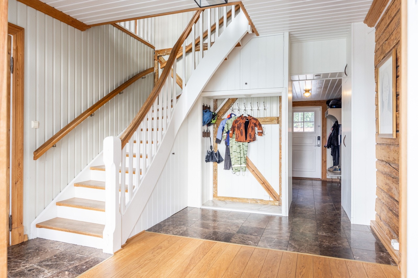 Boligen ønsker velkommen med en romslig hall som gir et godt førsteinntrykk. Herfra er det adkomst til flere av husets soner, samt trapp opp til andre etasje. Galleribilde