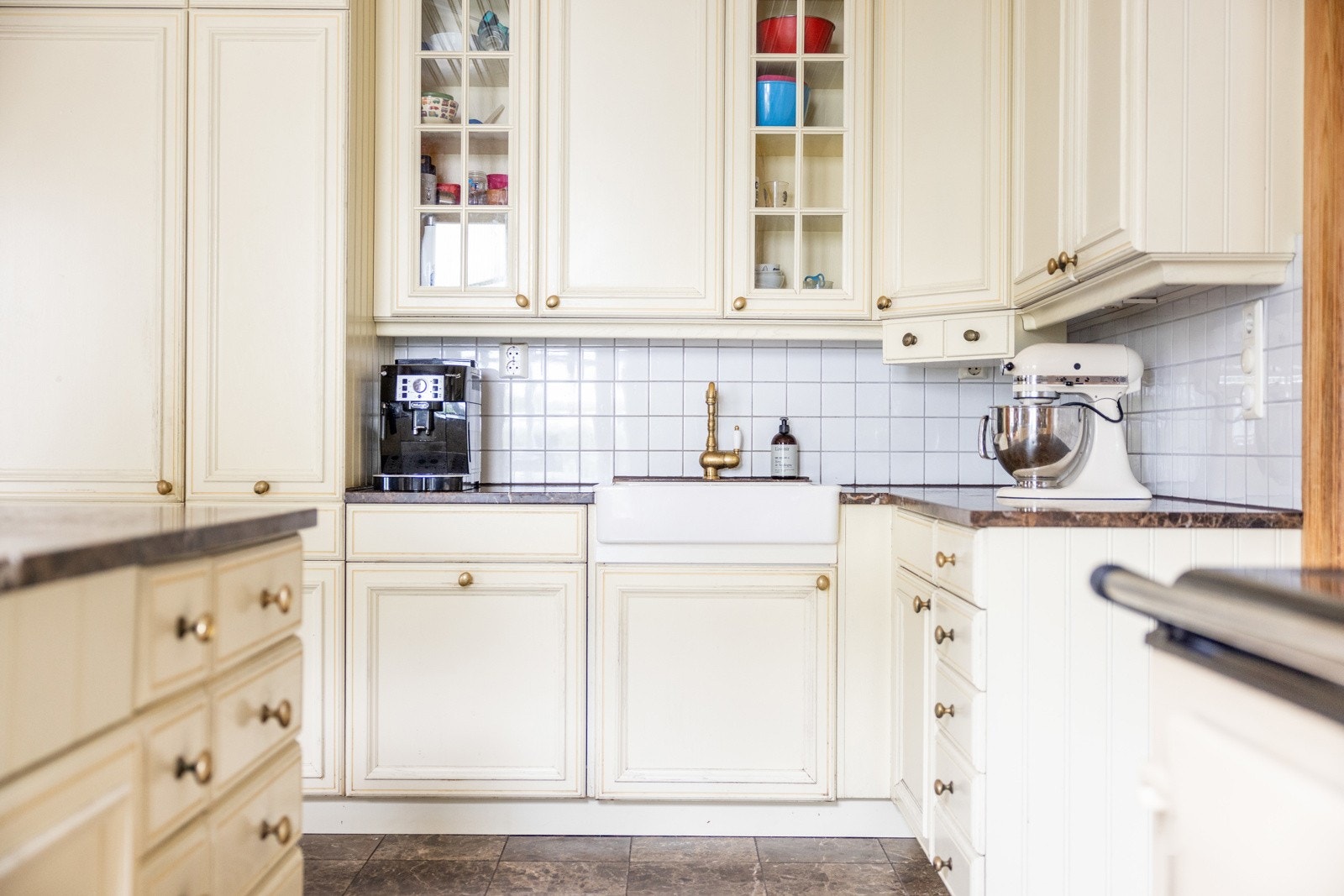 Over benkeflatene er veggene flislagt, kjøkkenet er utstyrt med 2 ventilatorer- både gasskomfyr og AGA ovnen har ventilator med utkast. Galleribilde