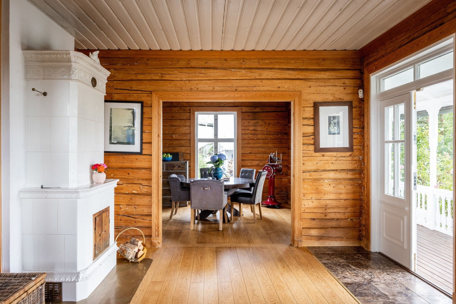 De originale tømmerveggene gir en unik karakter og skaper en klassisk, tidløs atmosfære. Galleribilde