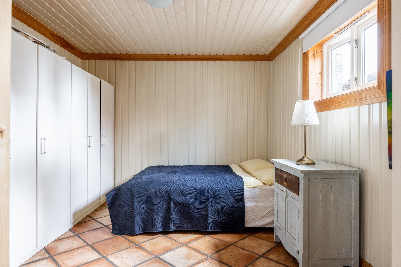 Lyst og funksjonelt soverom med god plass til dobbeltseng og tilhørende møblement. Rommet har garderobeskap som gir rikelig oppbevaringsplass. Galleribilde