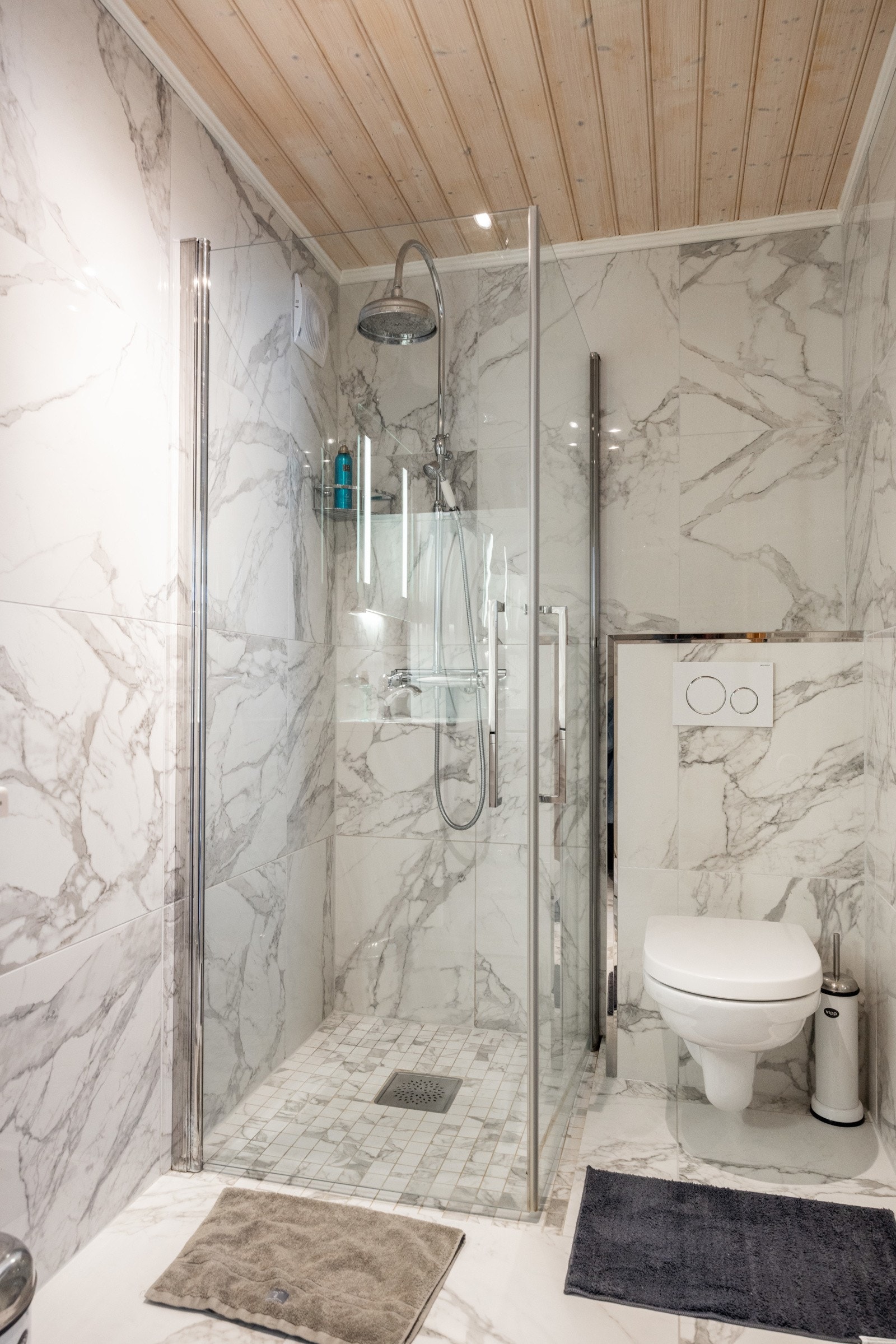 Badet er moderne innredet med fliser på både gulv og vegger, samt panel i himling. Varmekabler i gulv og downlights i tak. Galleribilde