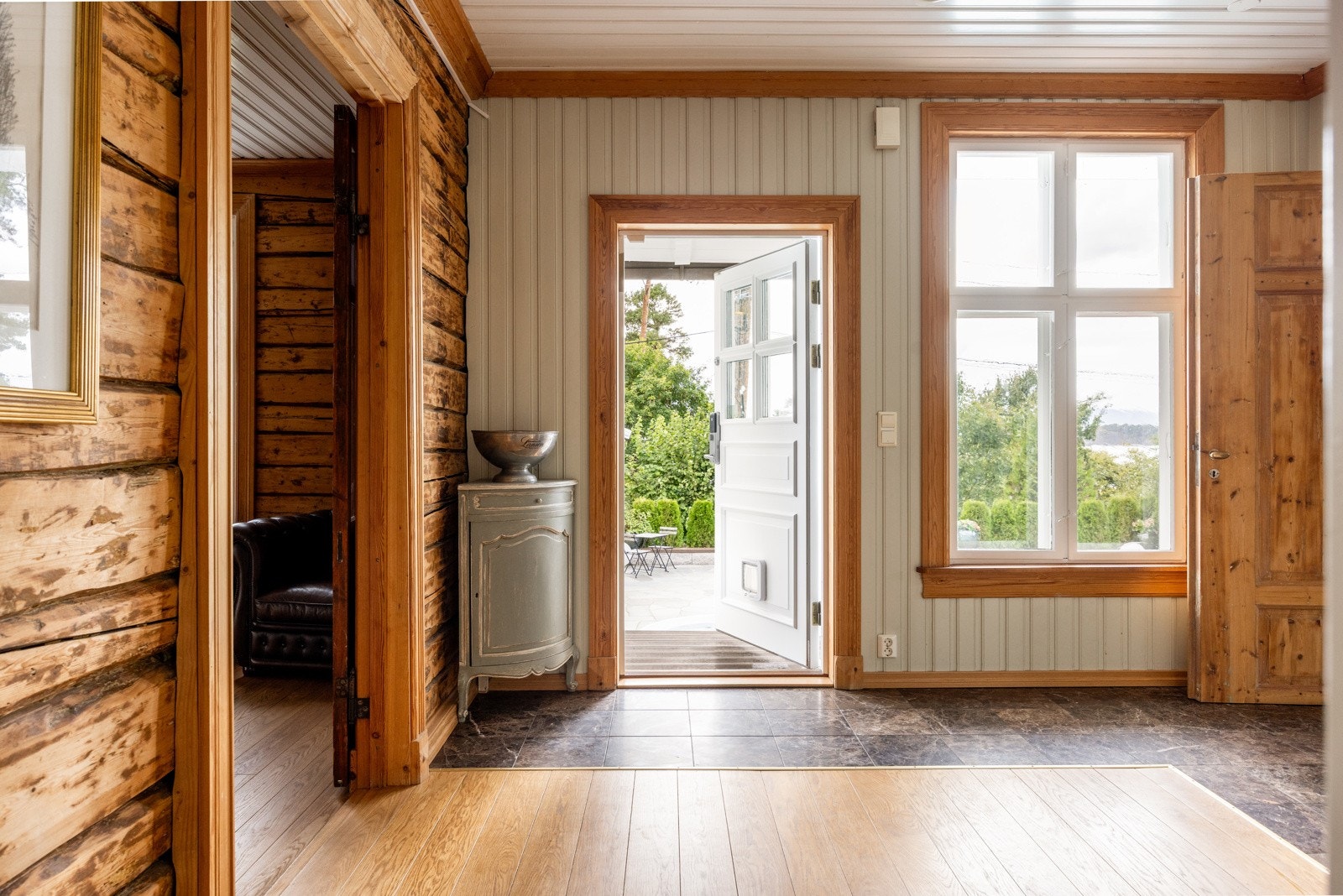 Det er inngangsdører på begge sider, noe som gir fleksibilitet og praktiske adkomstmuligheter både fra hovedinngang og hagesiden. Galleribilde