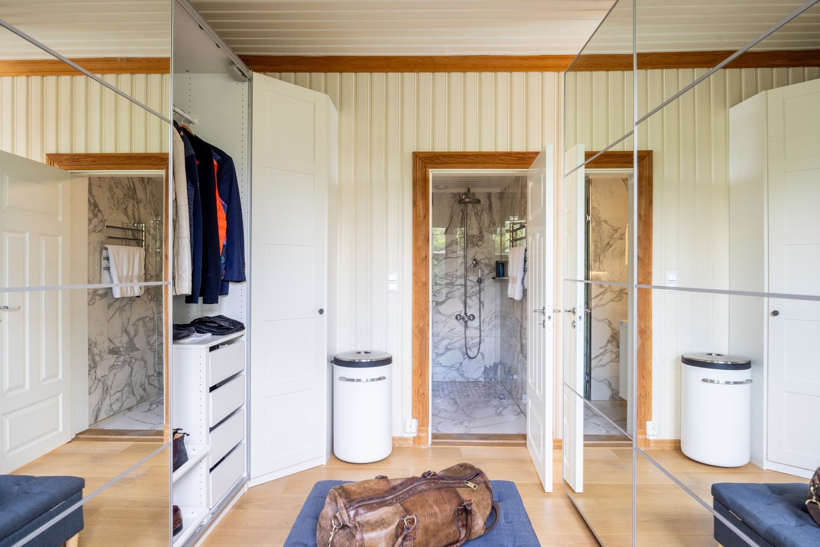 Suiteløsningen kompletteres med tilgang til et lekkert baderom. Galleribilde