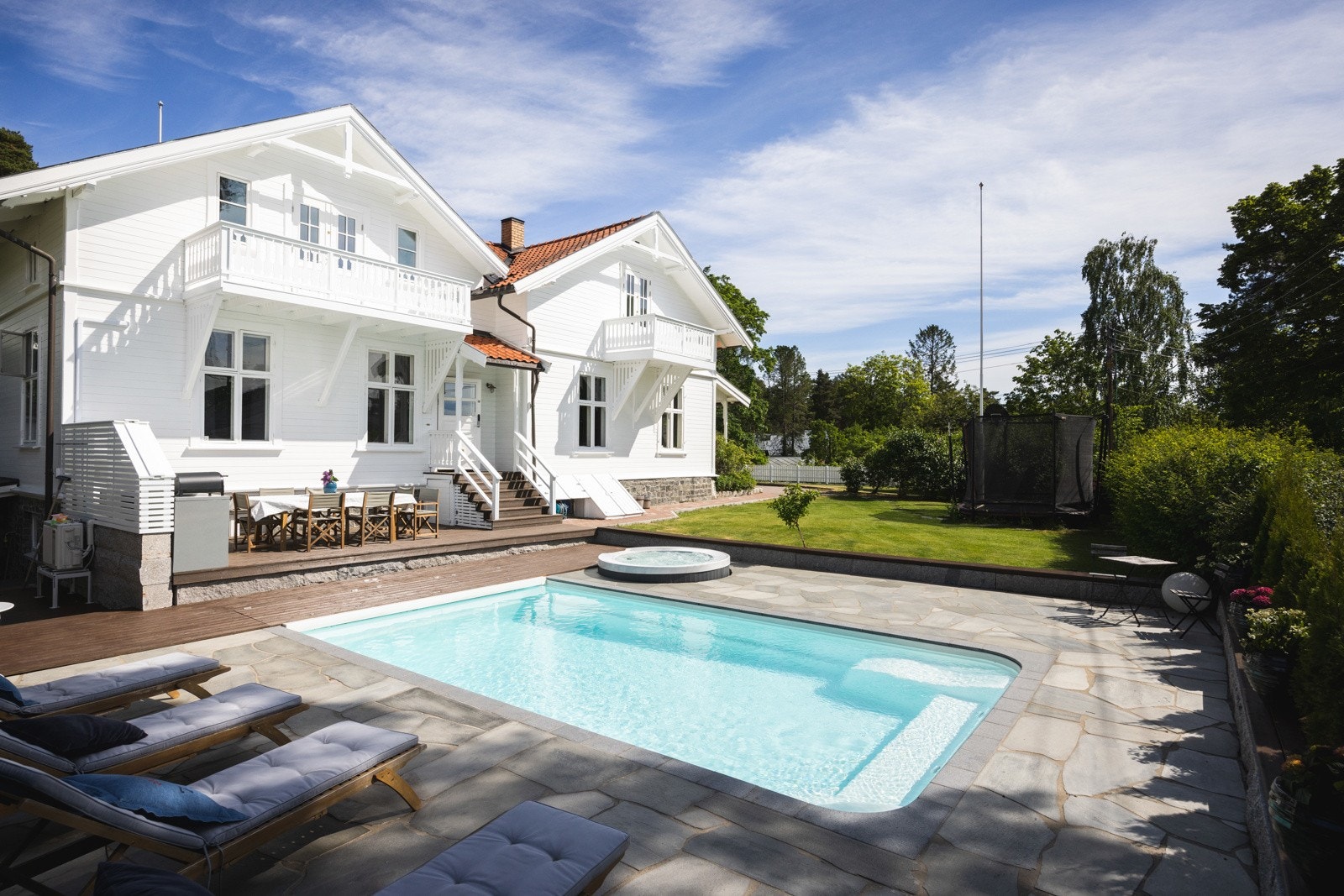 Spektakulært uteområde med svømmebasseng, jacuzzi, solrike terrasser og en pent opparbeidet hage. Galleribilde