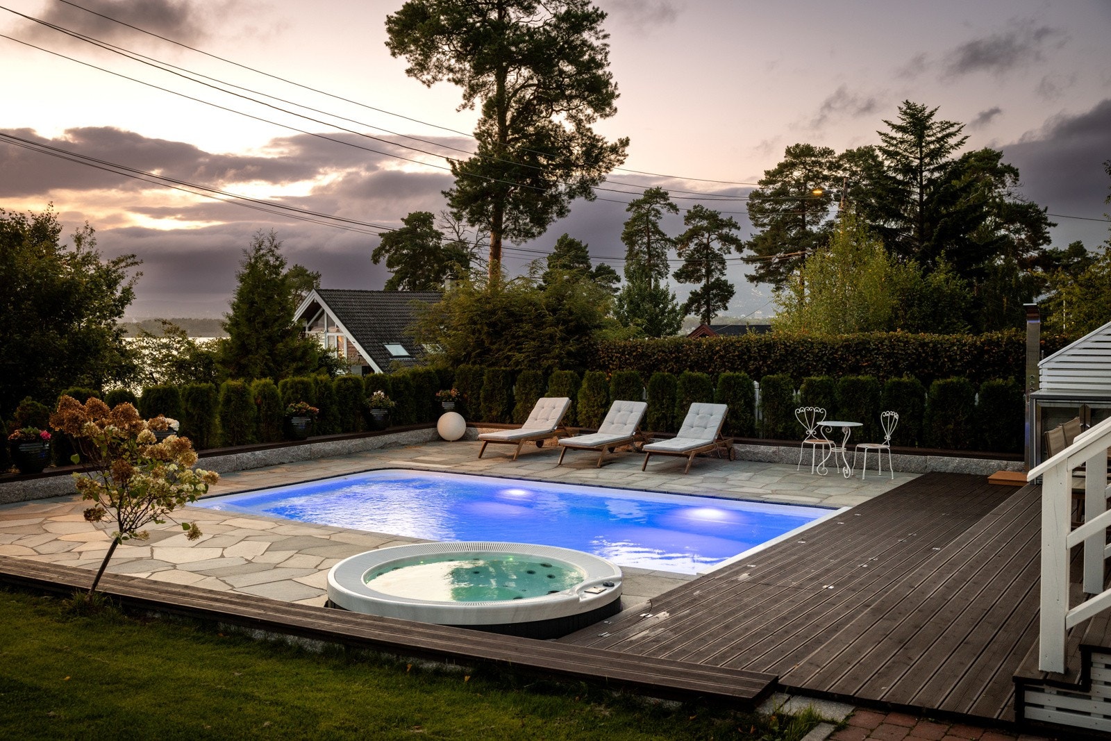 Magisk stemning når bassenget lyser opp i kveldsmørket. Galleribilde