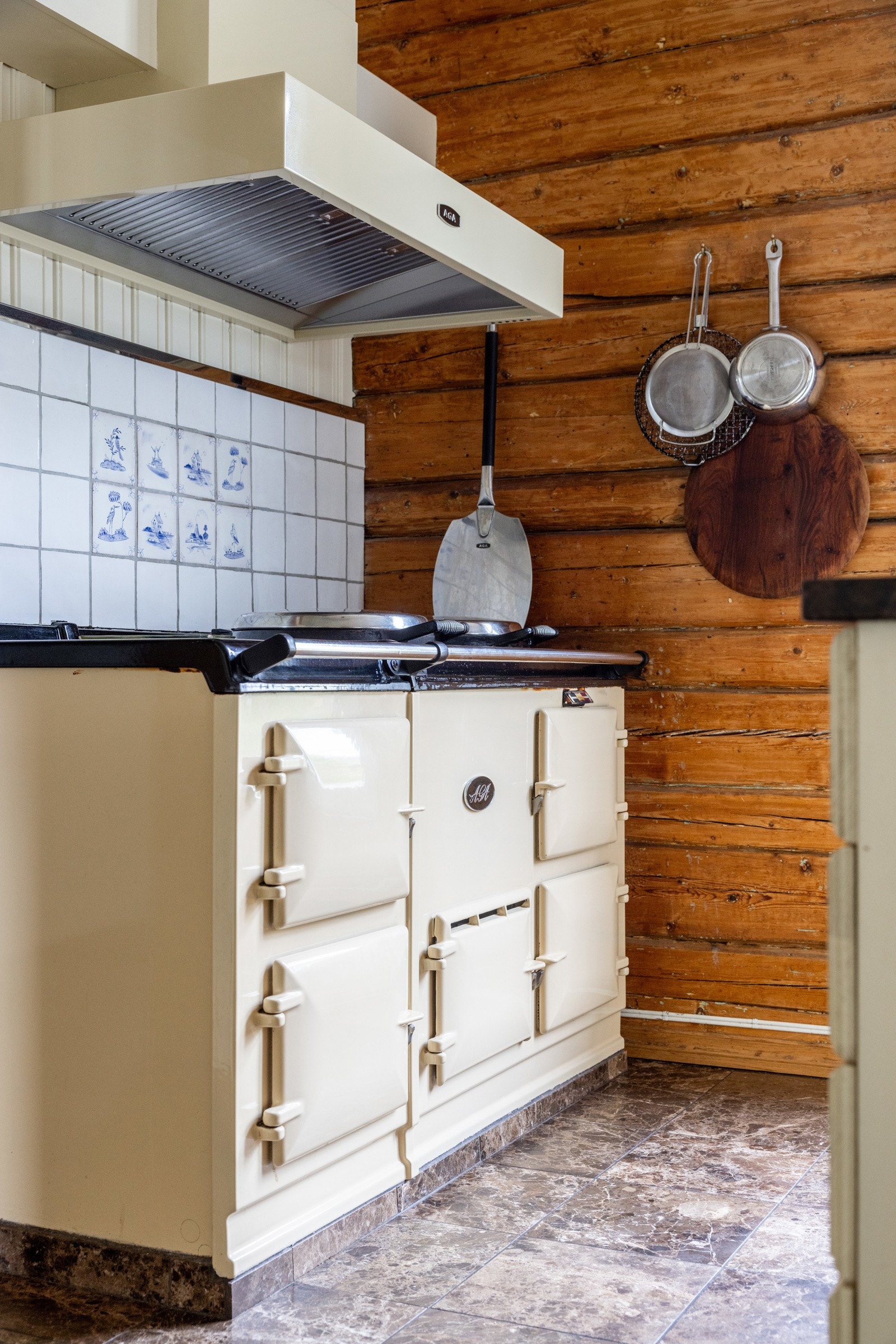 På kjøkkenet finnes det kjøleskap, oppvaskmaskin, komfyr og platetopp. I tillegg er det installert en gasskoketopp med egen gassdetektor. Galleribilde