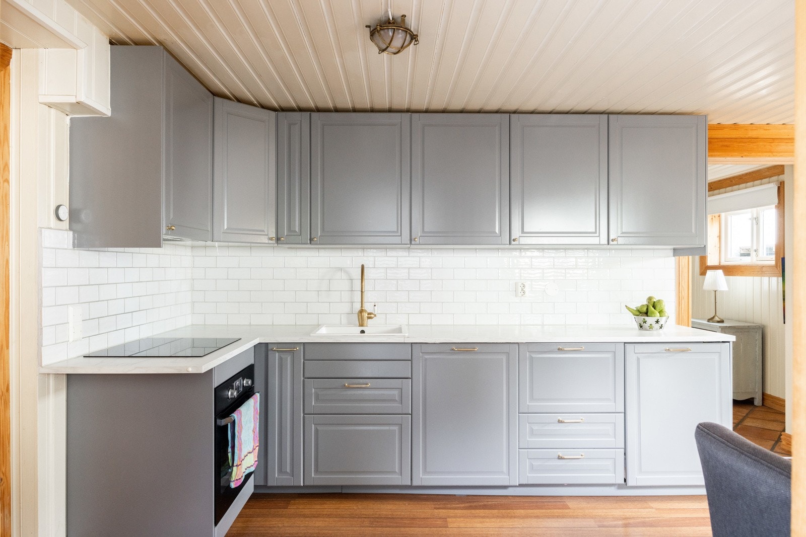 Vegger over benkeplaten er flislagt, og det er godt med skap- og benkeplass. Kjøkkenet er utstyrt med kjøl-/fryseskap, oppvaskmaskin, komfyr og platetopp, samt nedfelt hvit porselensvask. Galleribilde