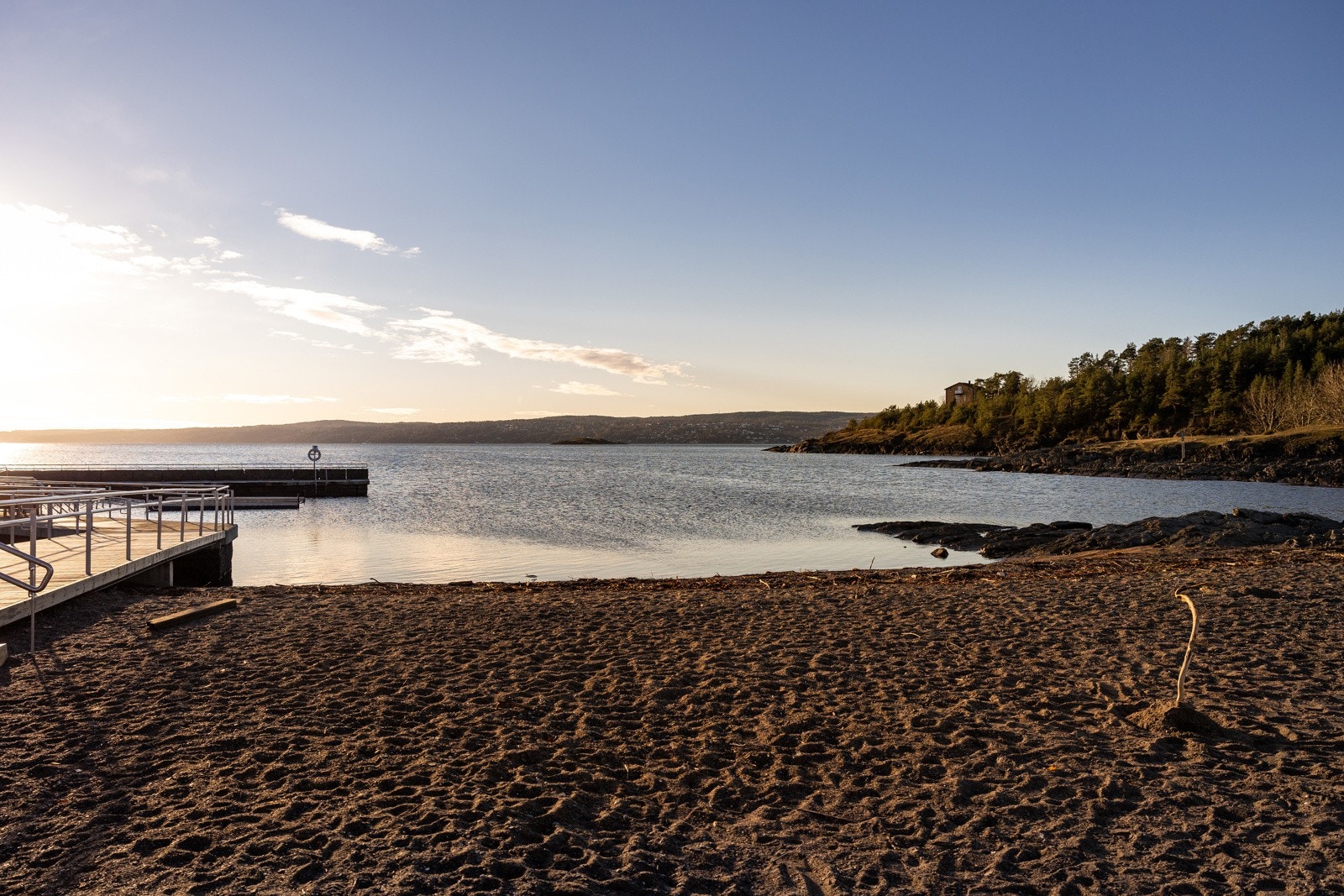 Solvik ligger idyllisk til på vestsiden av øya, innenfor Malmøykalven naturreservat. I tillegg til Skinnerbukta som er et populært mål for båtturister har Solvik også en flott og barnevennlig sandstrand. Galleribilde