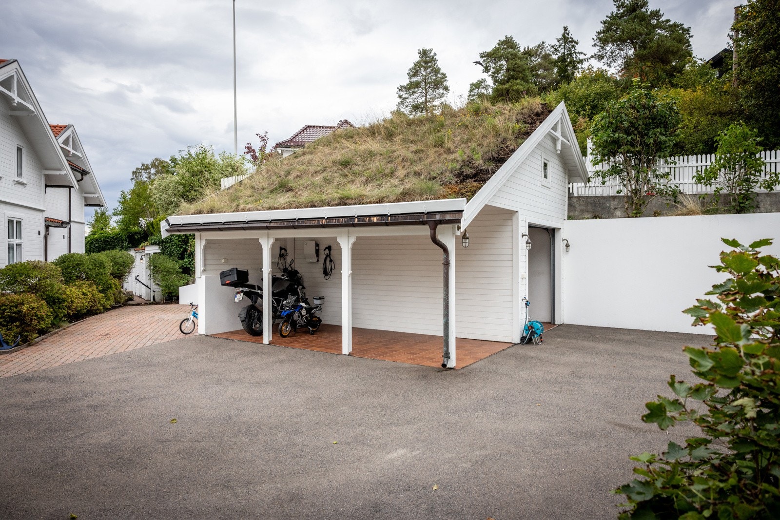 Det er god biloppstillingsplass på eiendommen. Galleribilde