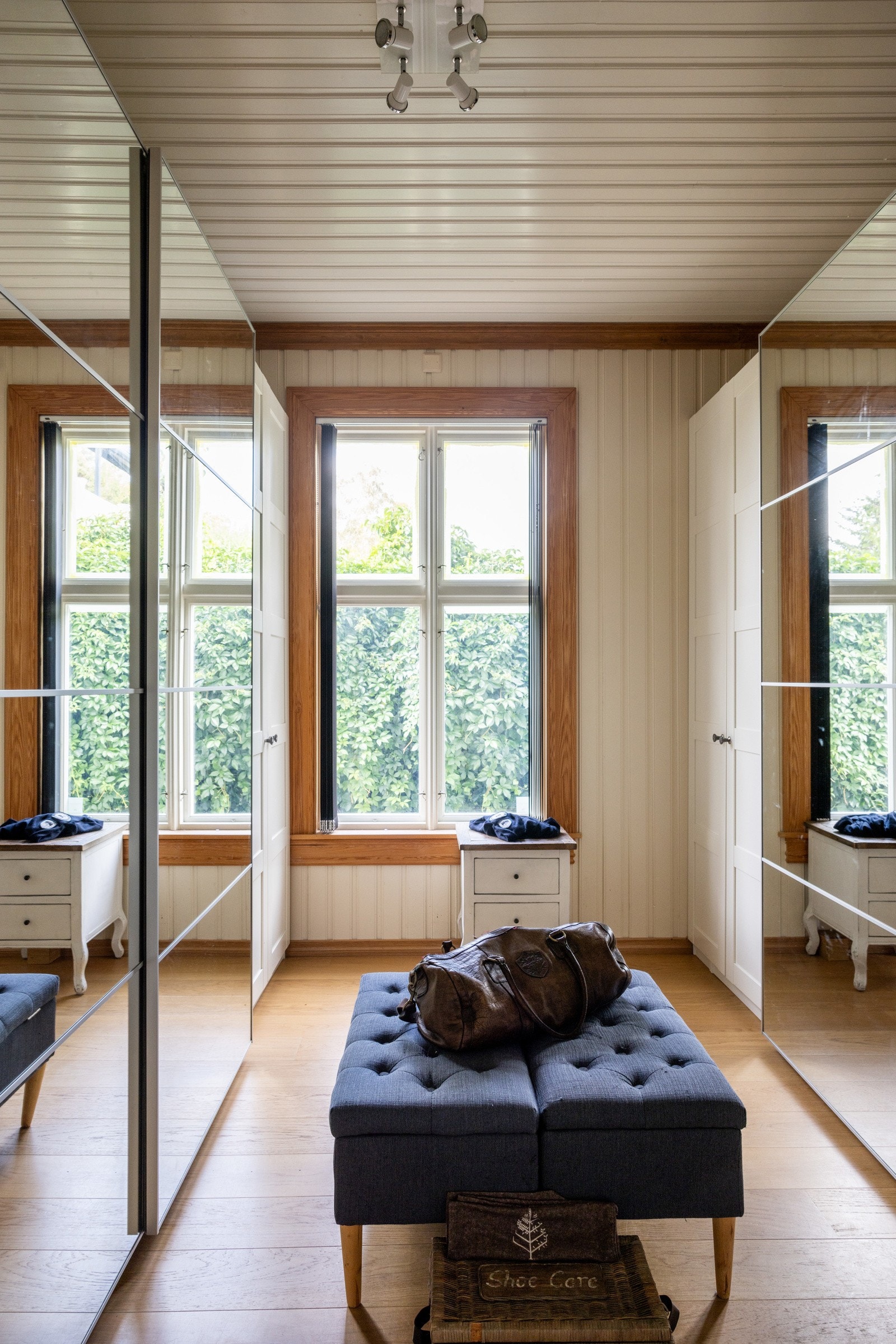 Fra soverommet er det adkomst til et innbydende walk-in closet med praktiske garderobeløsninger og speilfronter, som både gir rikelig med oppbevaringsplass og en elegant romfølelse. Galleribilde