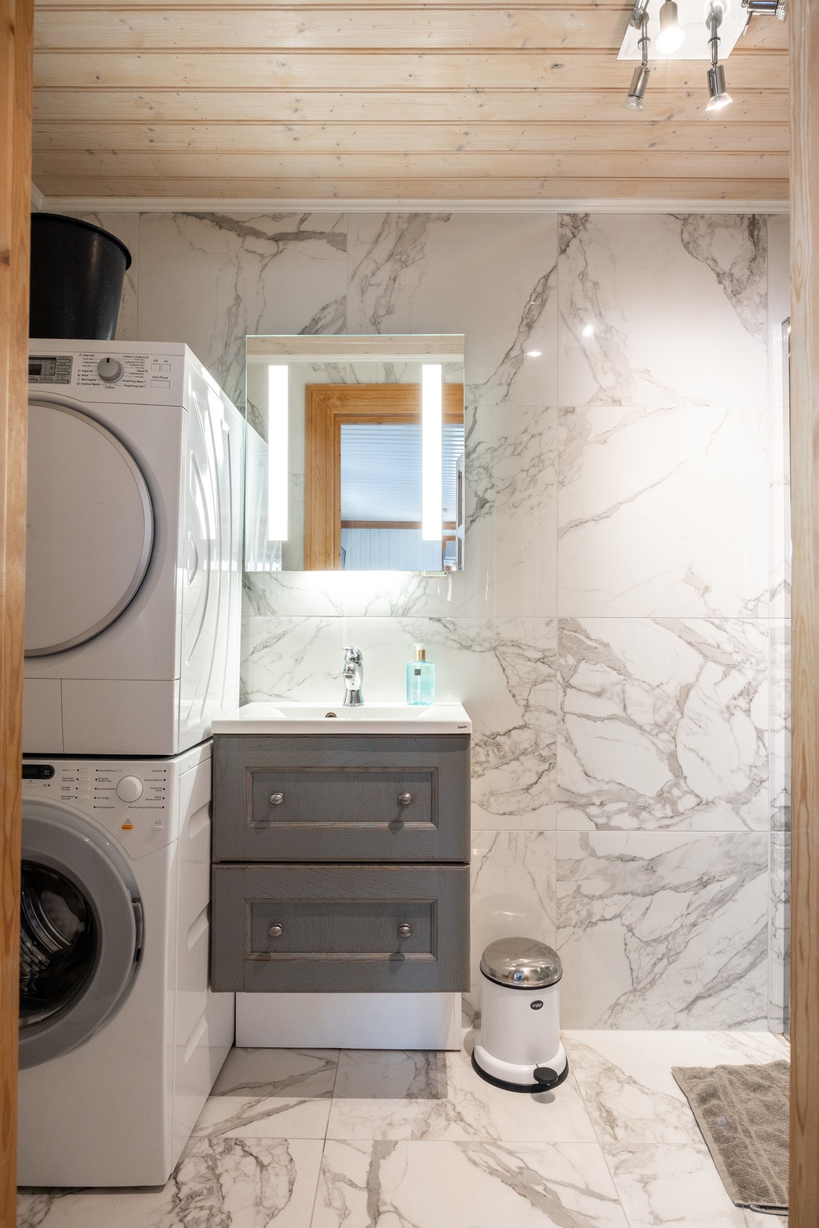 Innredet med vegghengt toalett, dusjnisje med glassvegger og servantinnredning med oppbevaringsplass. I tillegg er det opplegg for vaskemaskin, samt mekanisk avtrekk via elektrisk vifte og luftespalte i dør. Galleribilde