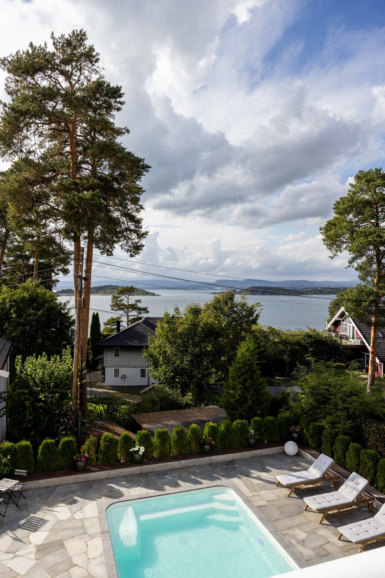 Utsikt mot deler av Oslofjorden samt Nesodden, Langøyene, Oslo by og Holmenkollen. Galleribilde
