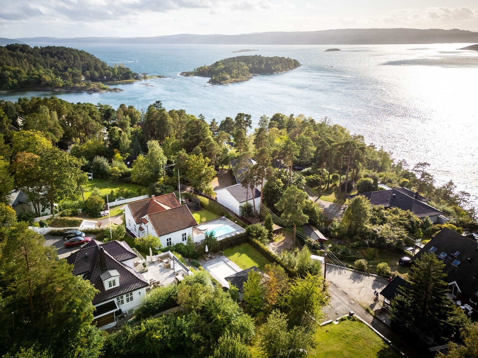 Rundt hele øya er det flere badestrender, båthavner og fine friluftsområder som kan benyttes sommer som vinter, hvor store deler av strandsonen er vernet naturområde. Galleribilde