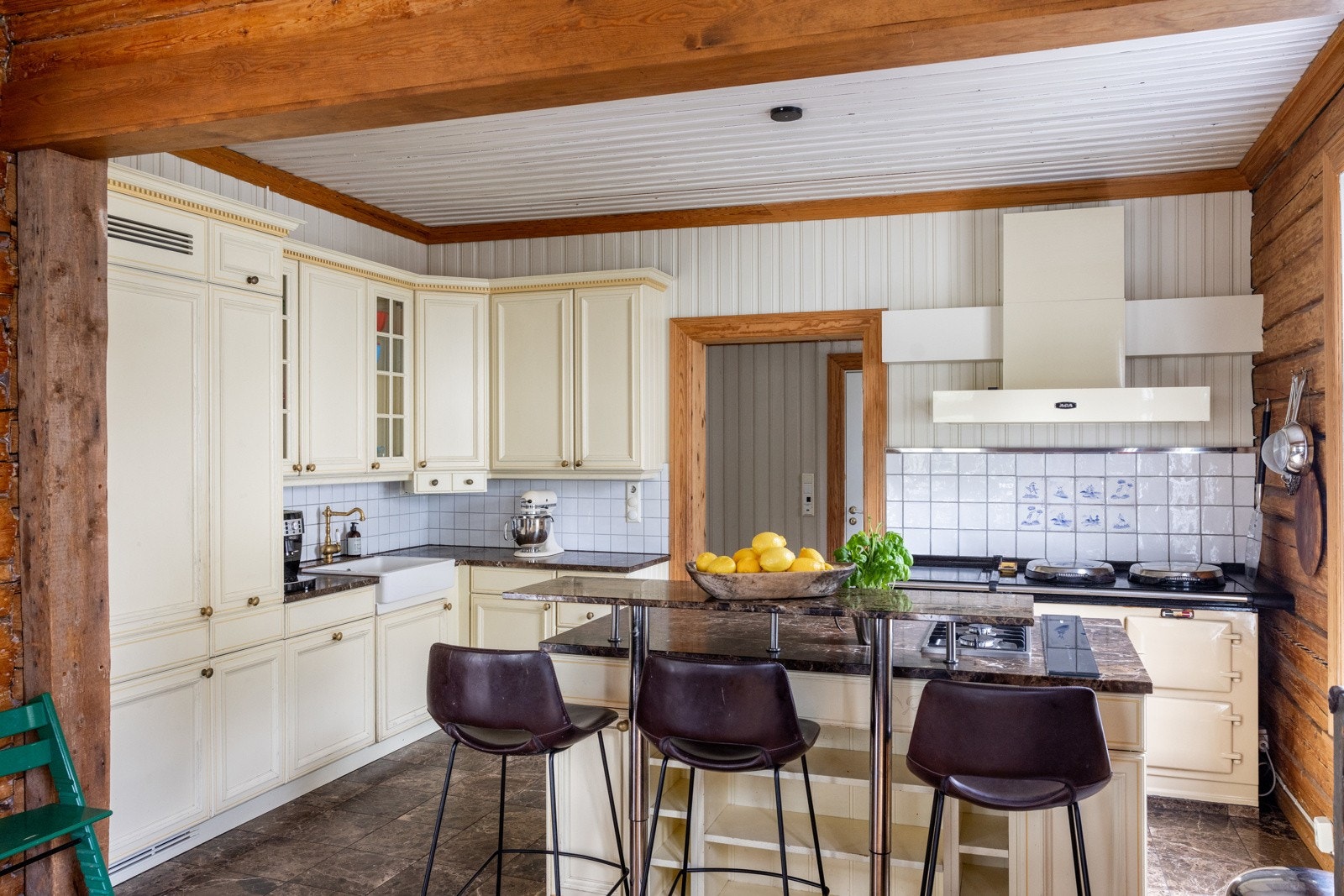 Stort, lekkert kjøkken fra Sivesind med kvalitetshvitevarer fra bl.a. Miele. Galleribilde