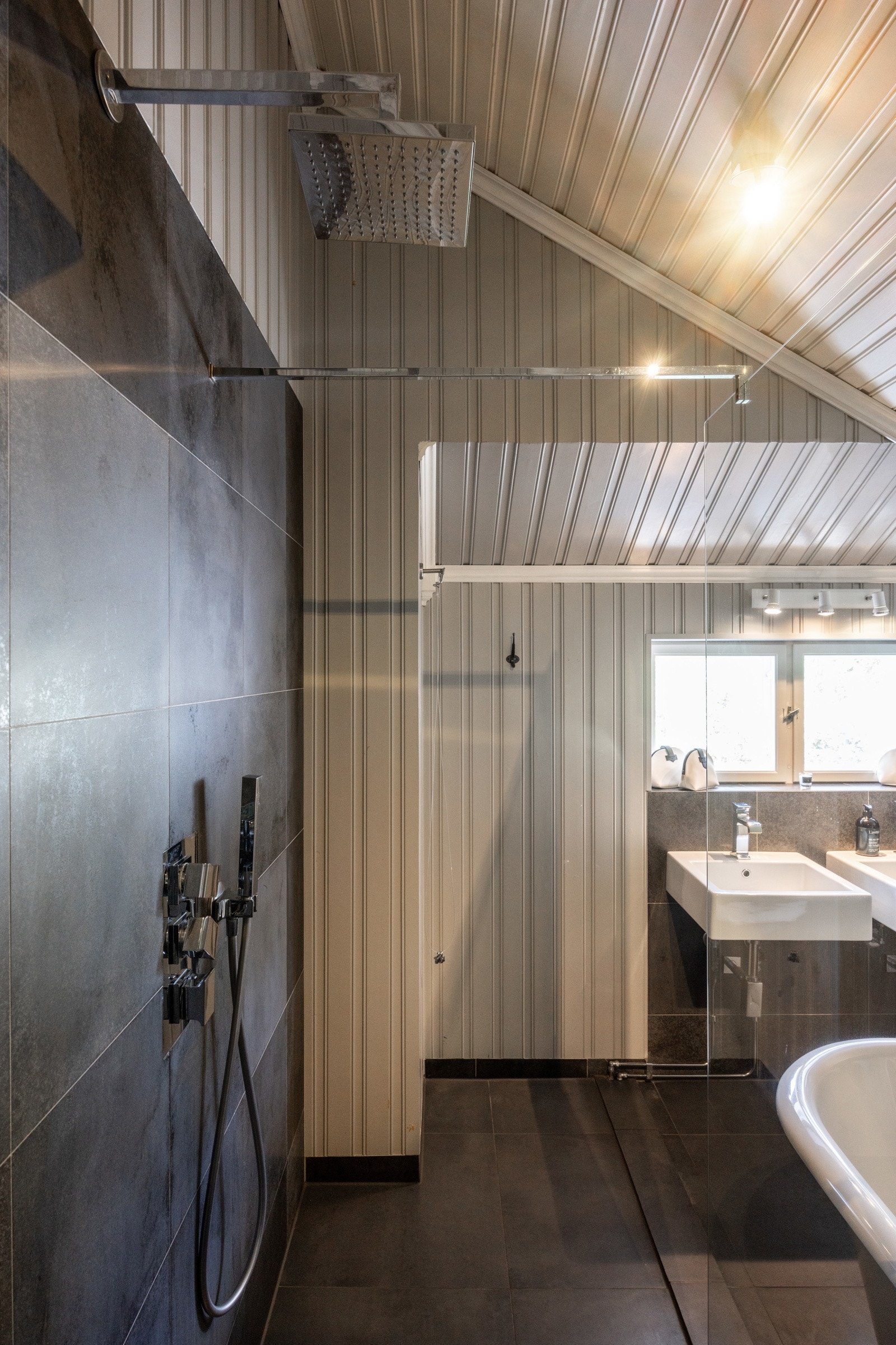 I dusjsonen er veggene helfliset, som sørger for både et moderne uttrykk og enkel rengjøring. Galleribilde