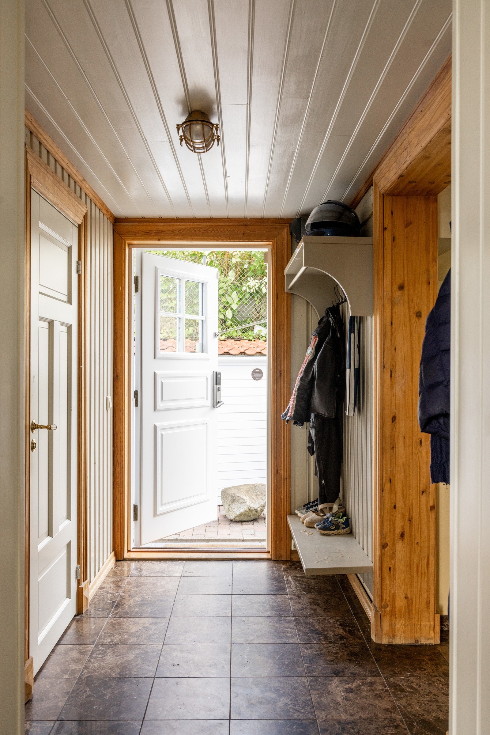 Plassen gir gode muligheter for oppbevaring av yttertøy og sko, og hallen fungerer som et praktisk knutepunkt i hjemmet. Galleribilde