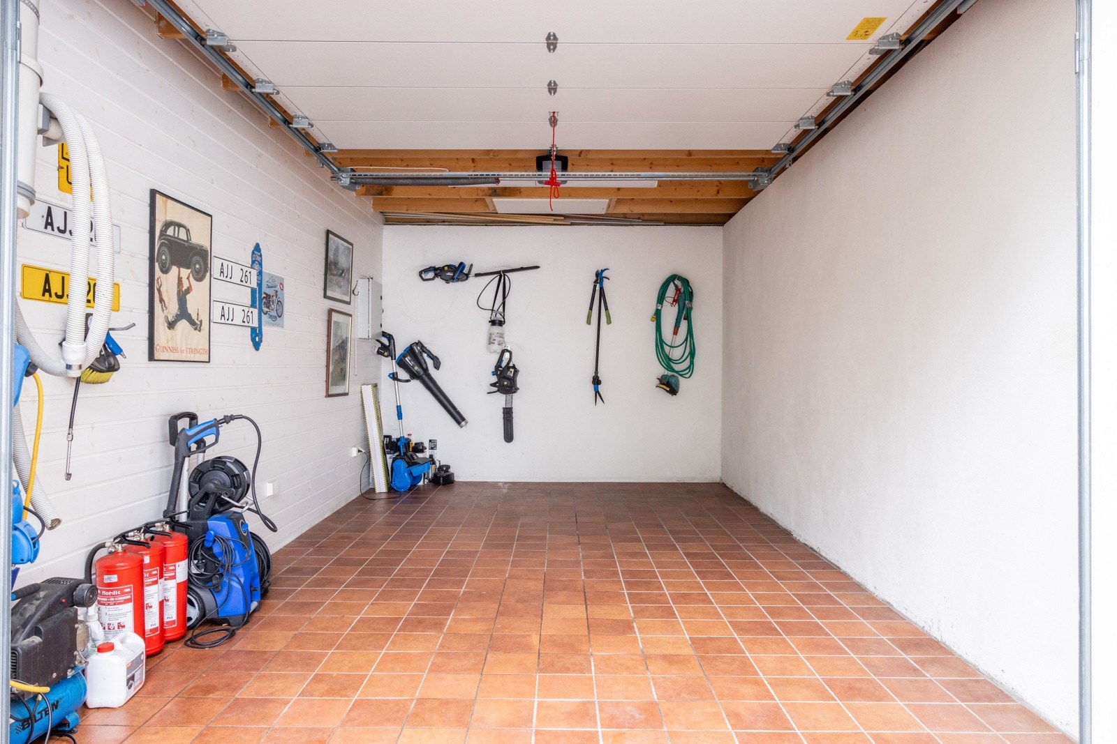 Garasje med elektrisk leddport. Galleribilde