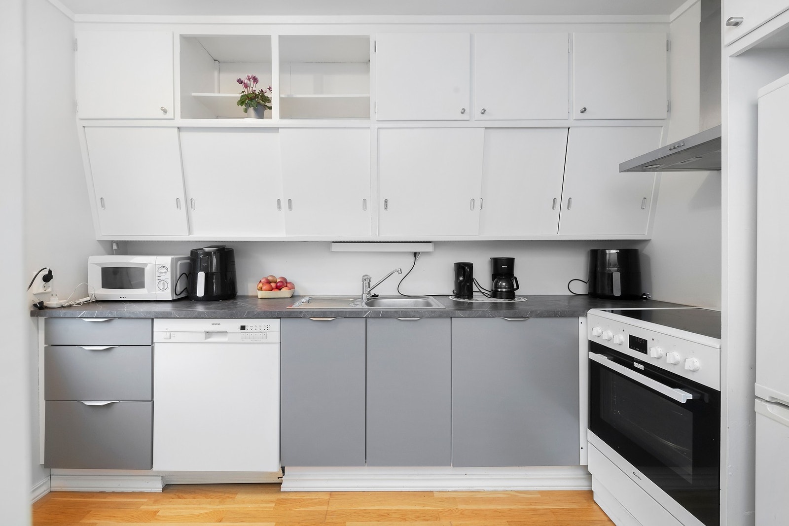 Kjøkkenet har godt med skapplass Galleribilde