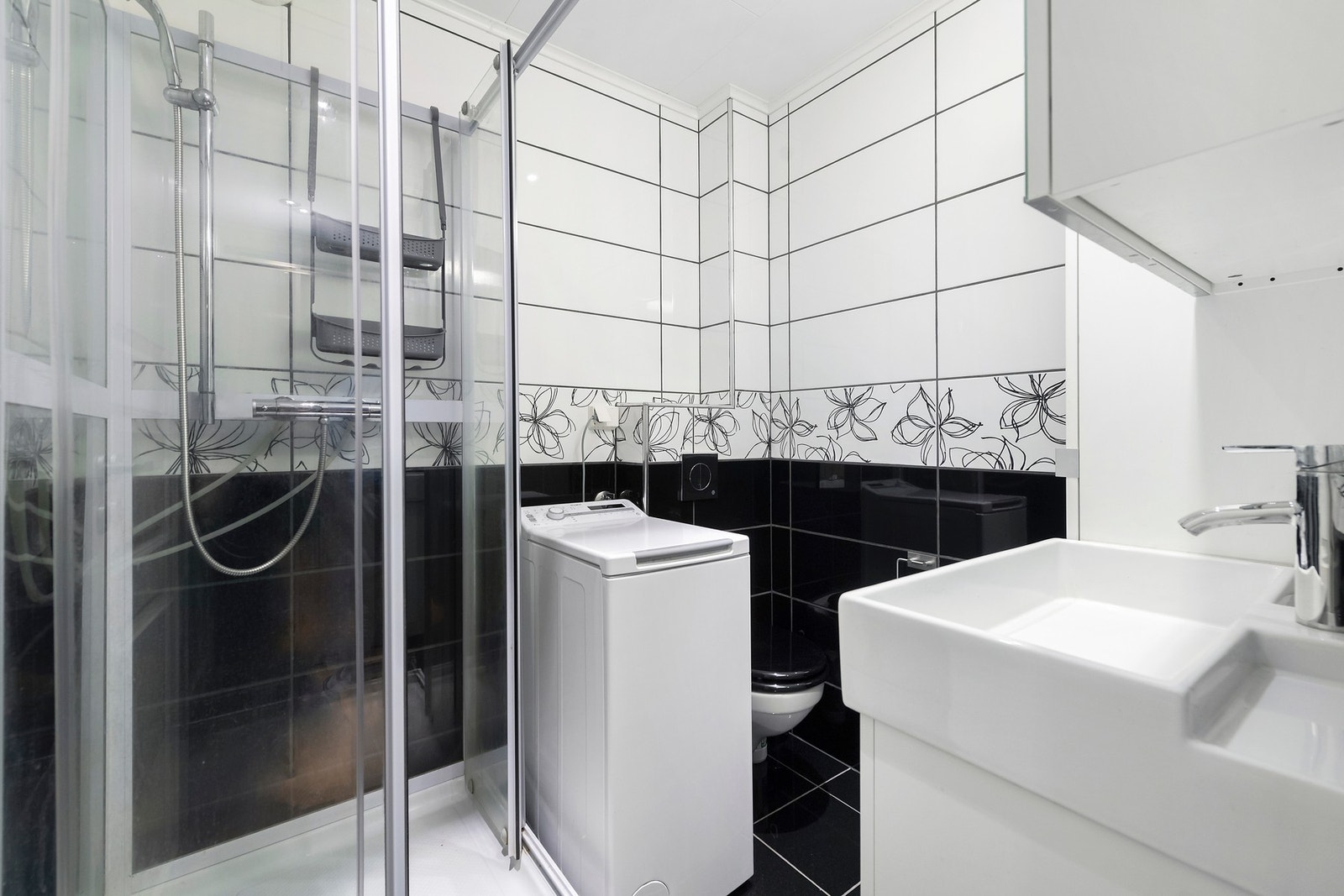 På badet er det plass til en liten vaskemaskin - Borettslaget har også felles vaskerom i kjeller Galleribilde