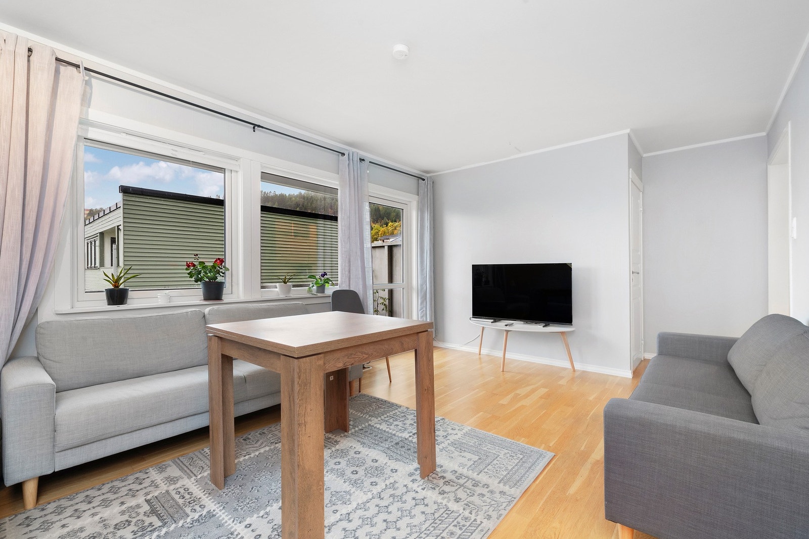 Stue med utgang til vestvendt balkong Galleribilde