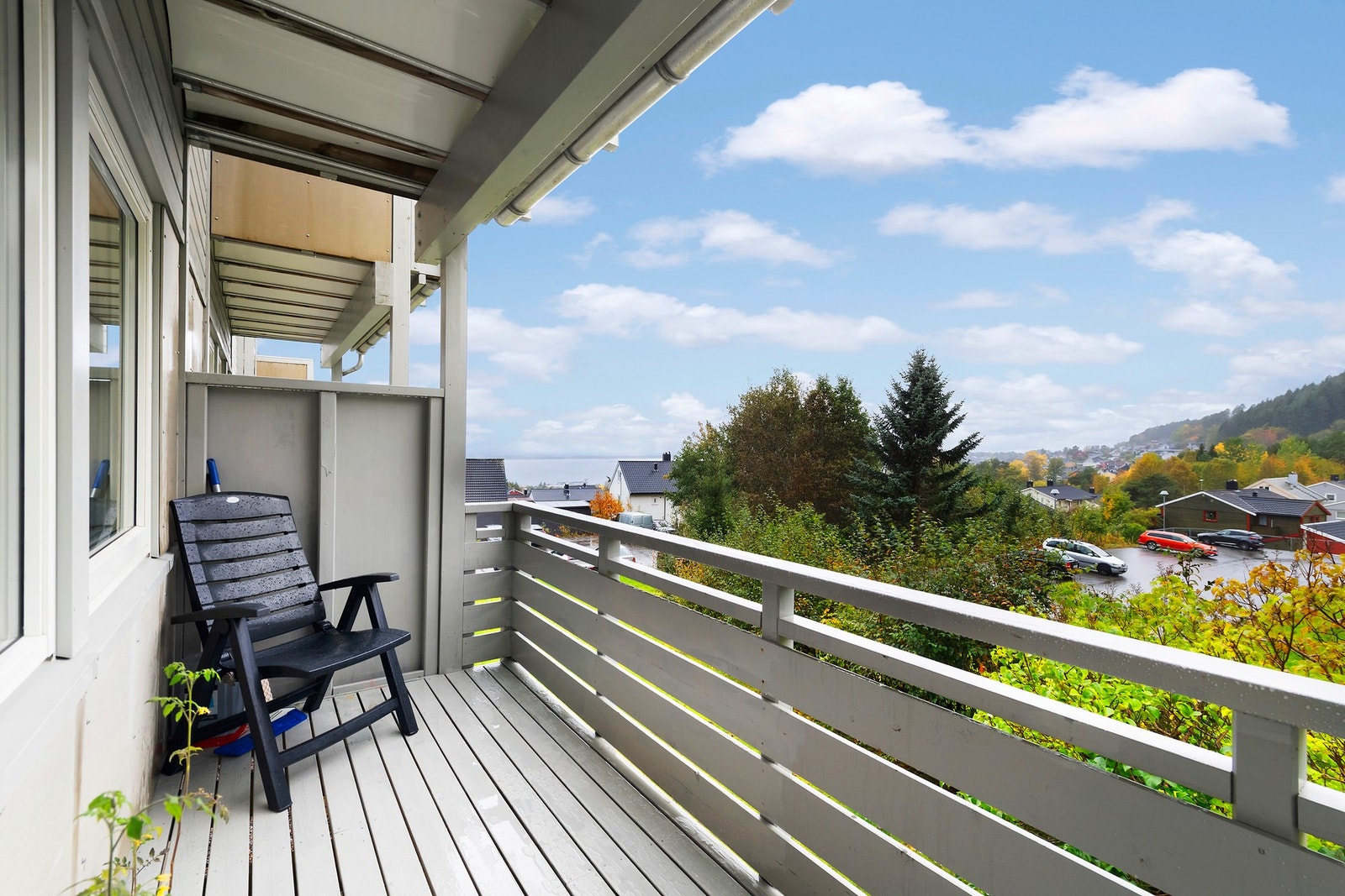 Leiligheten har vestvendt veranda med utsikt og kveldssol Galleribilde