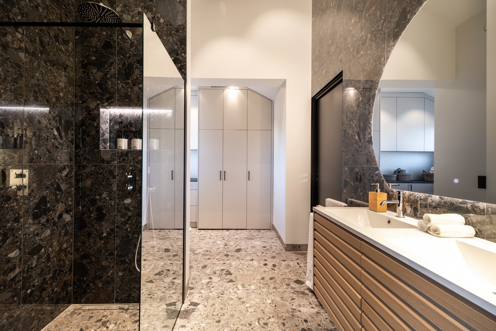 Stort og delikat baderom med stor dusjsone. Galleribilde